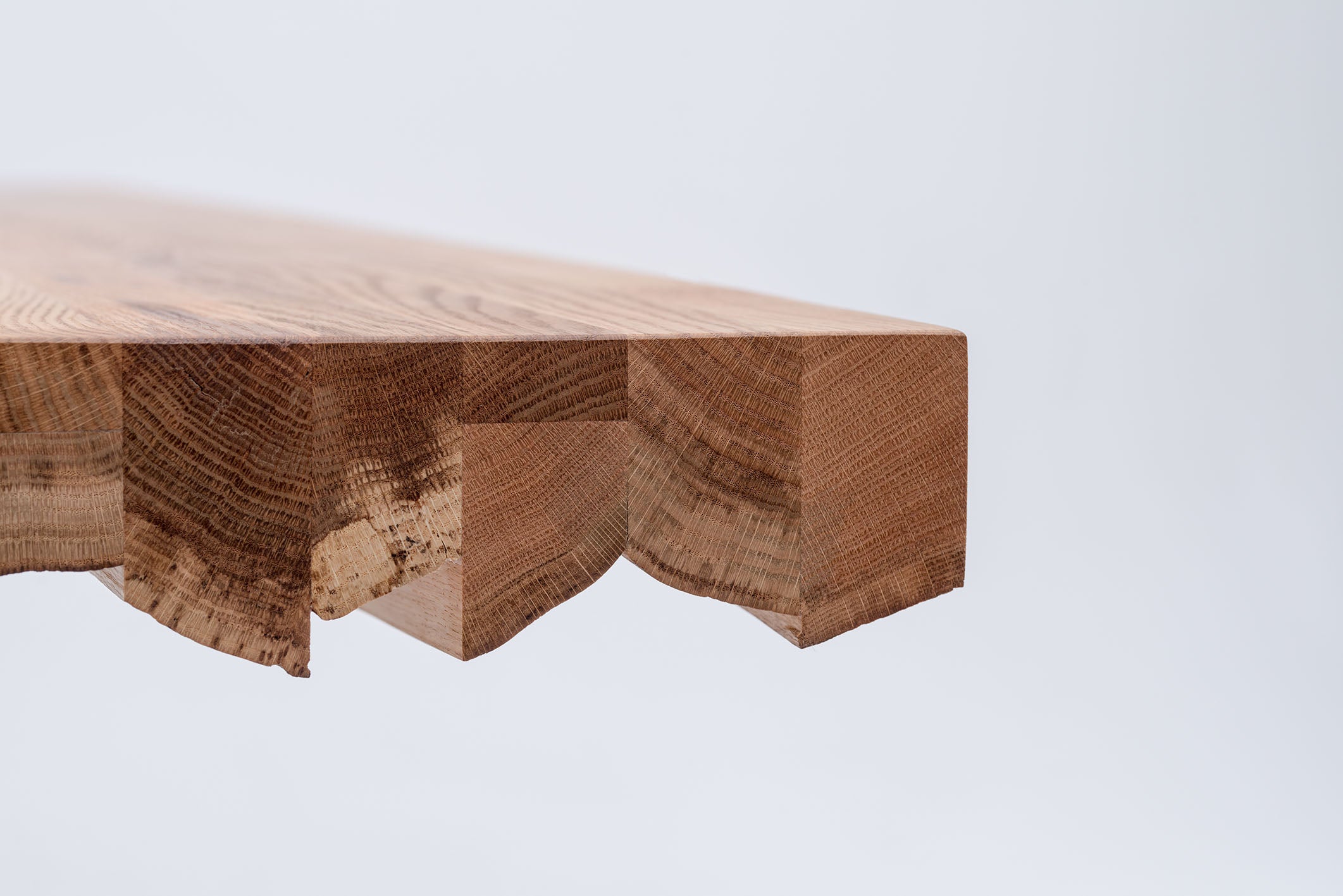 Massieve eiken tafel met stalen basis