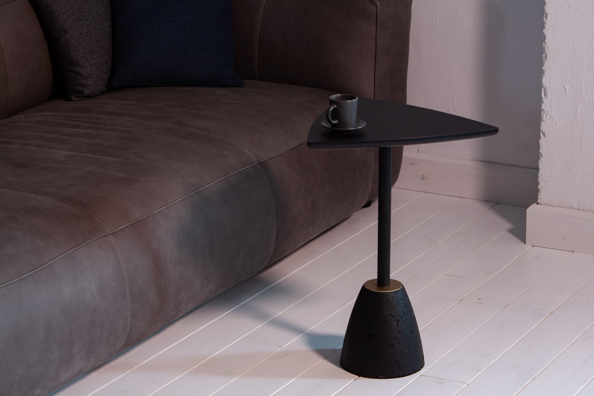 Couchtisch CONCRI Nussfurnier mit Betontischplatte