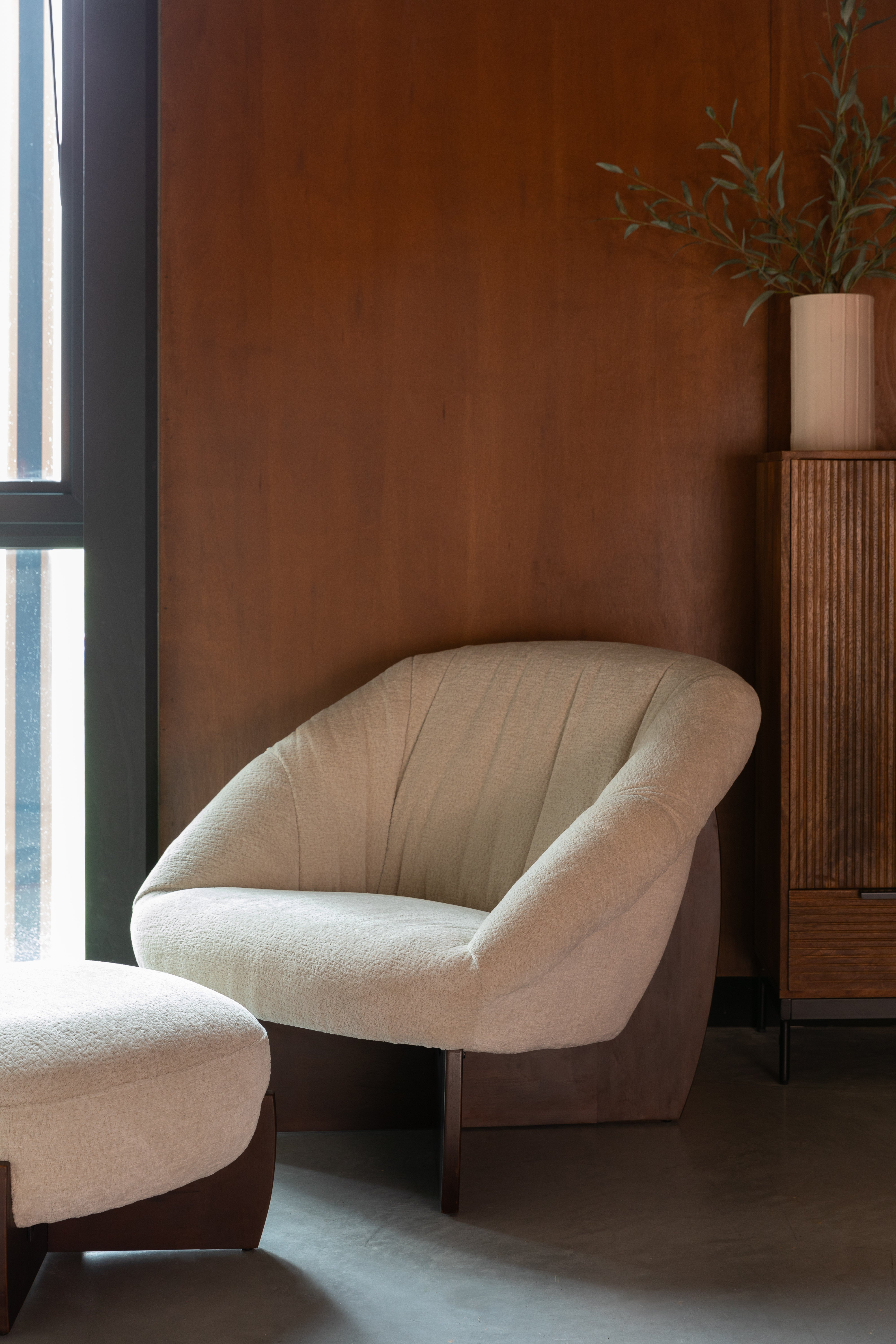 Fotel EMILIUS beżowy z drewnianą podstawą