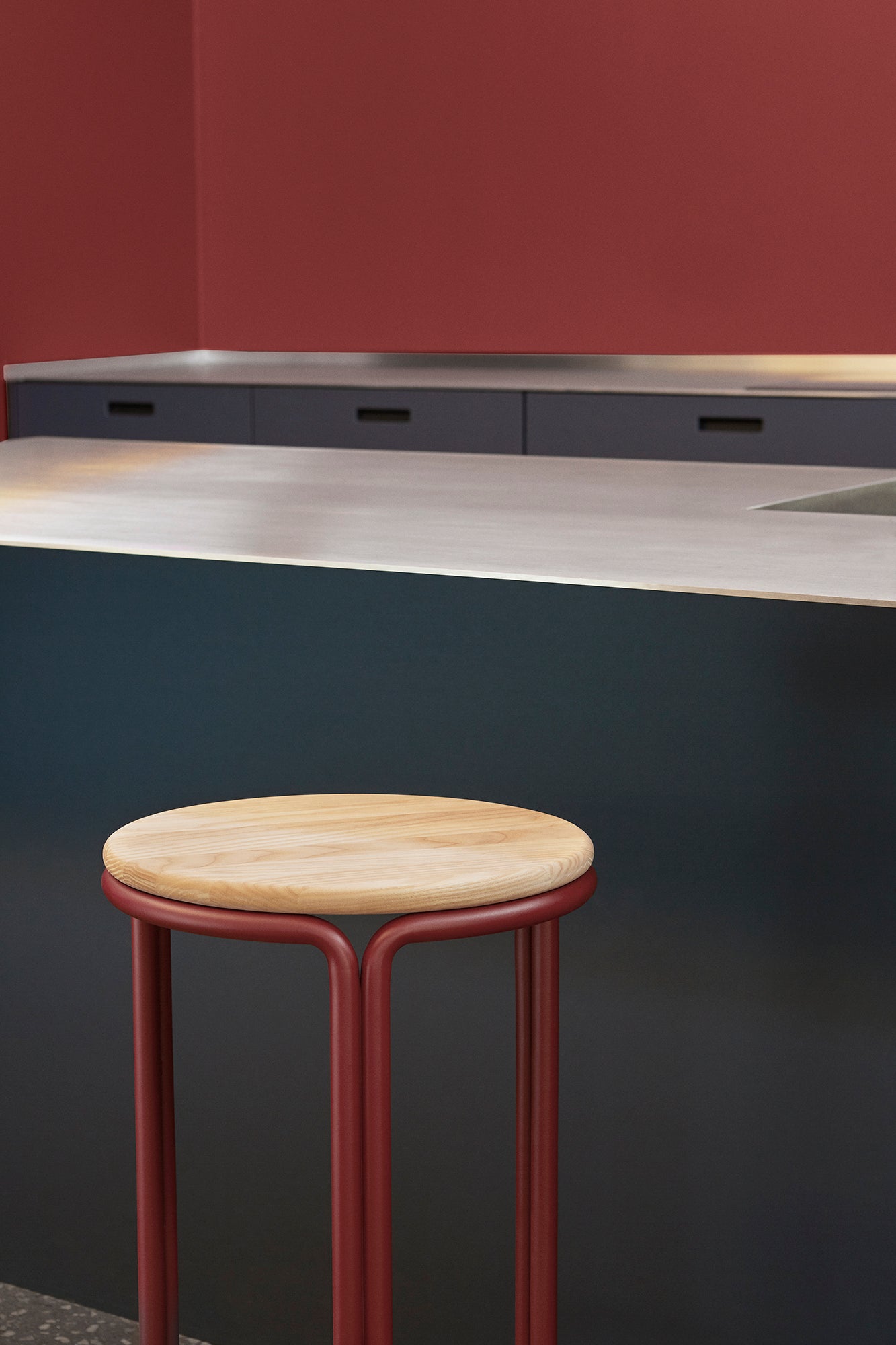 Hocker HARDIE rot mit natürlichem Sitz