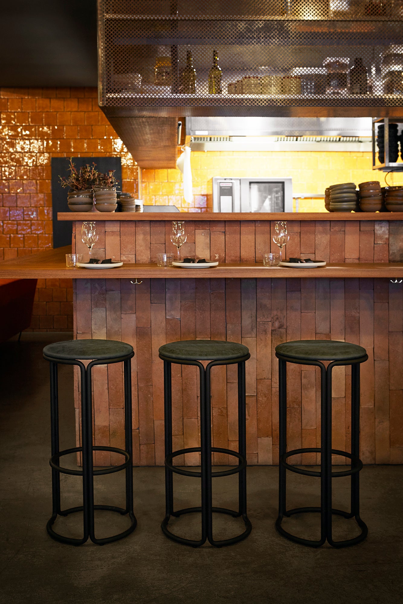 Hocker HARDIE zwart met zwart zitvlak