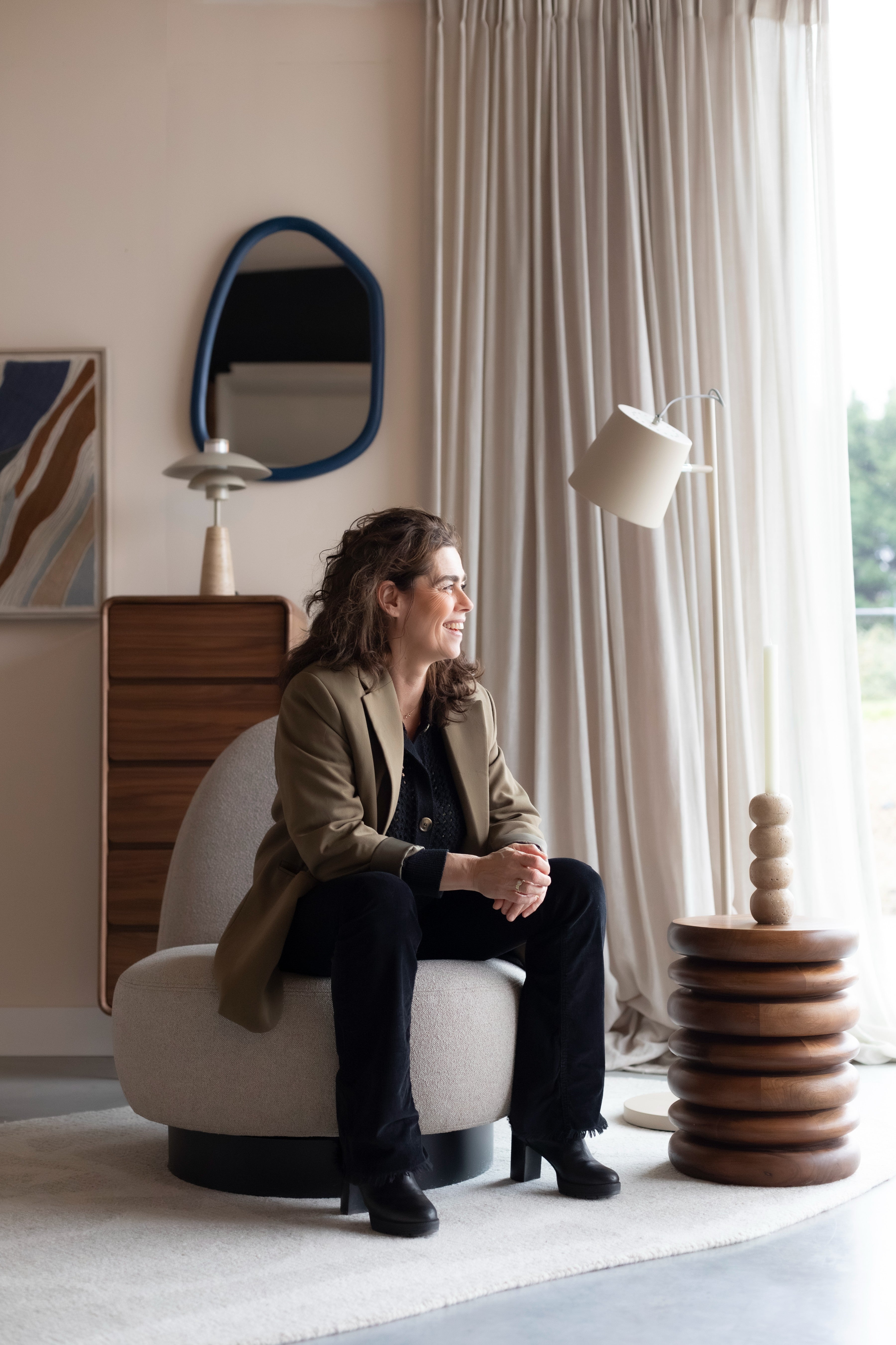 Eden fauteuil cappuccino met zwarte basis