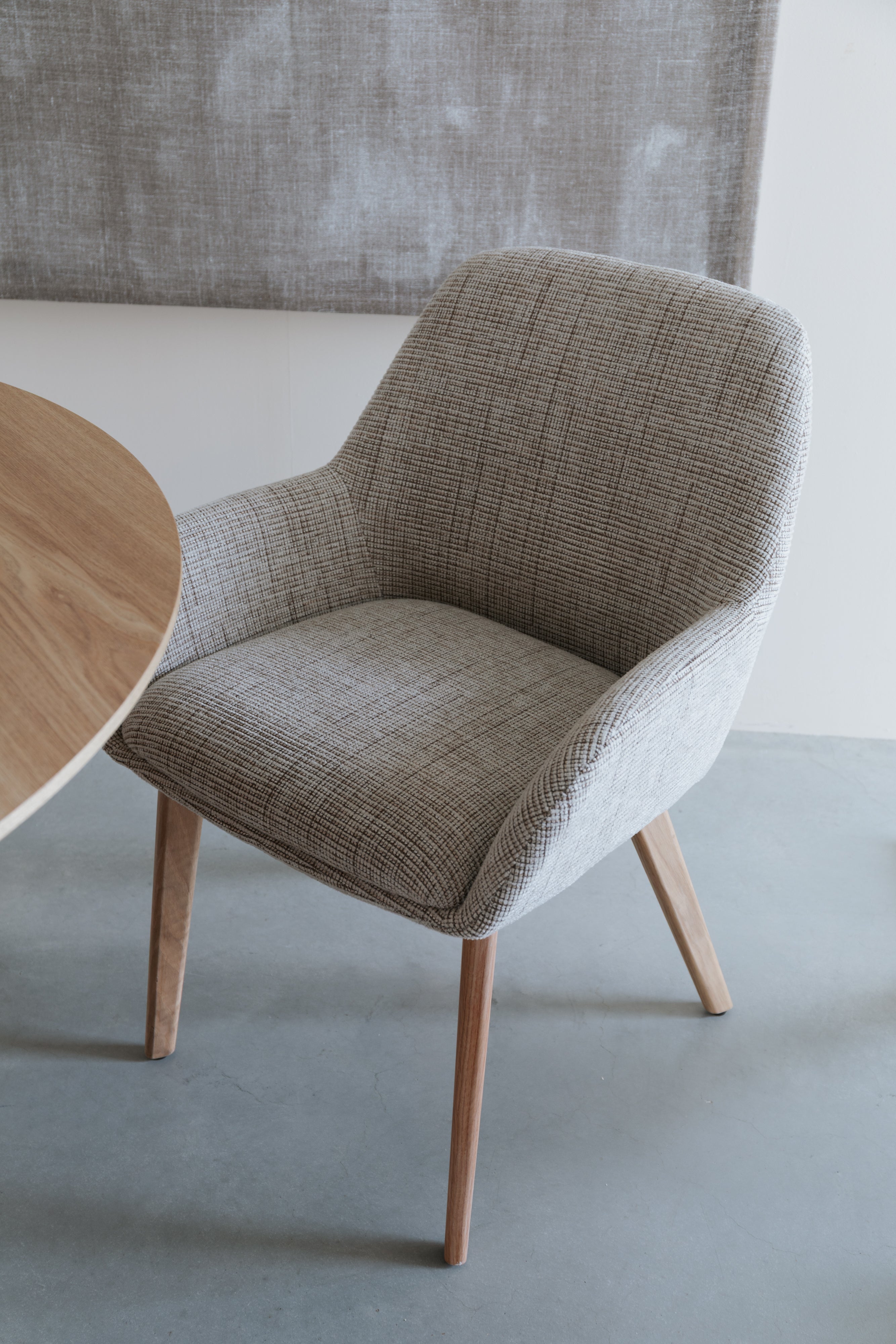 Stoel LOUA beige met houten basis