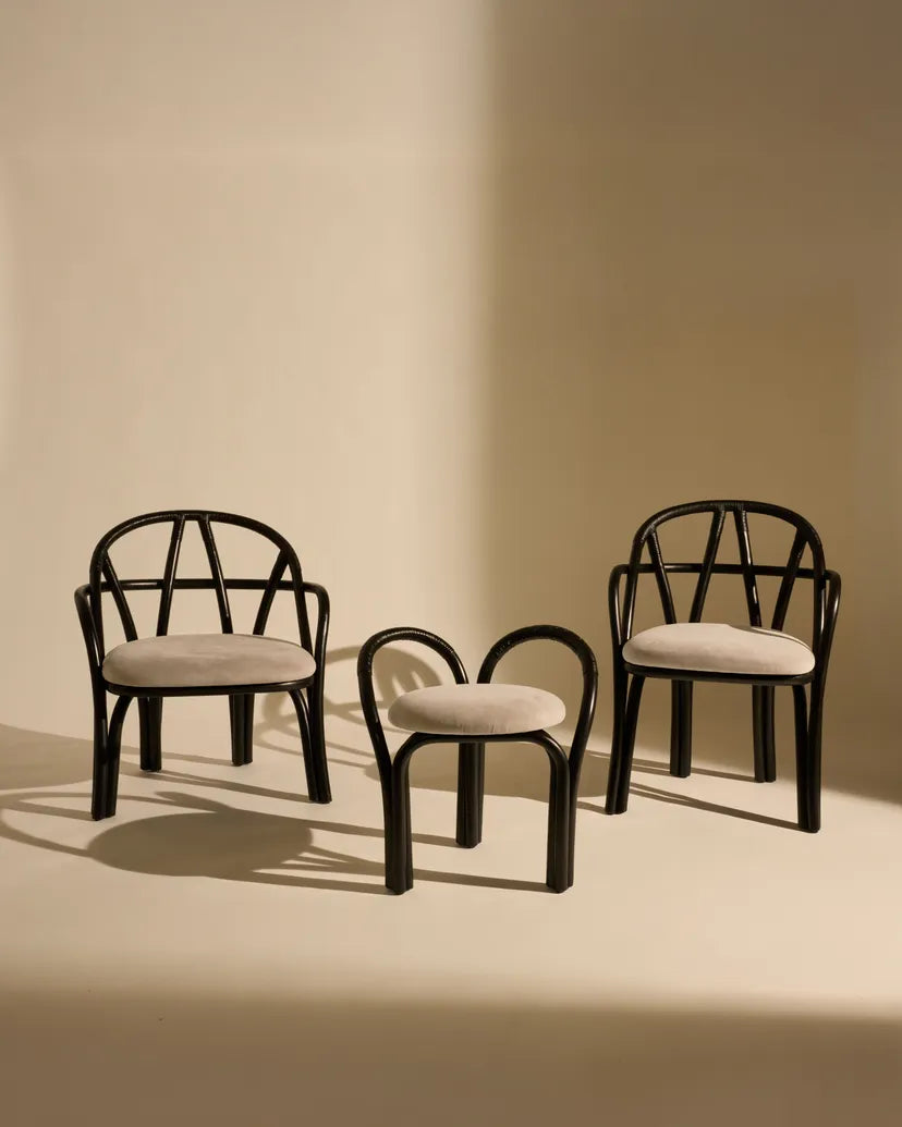 Gestoffeerde BISTRA kruk met een rieten zwart houten basis