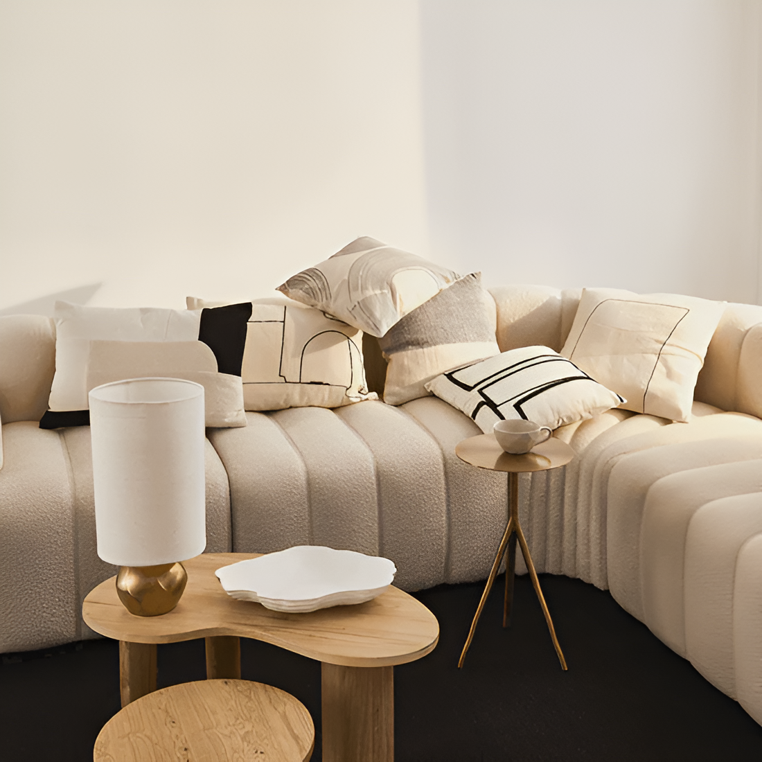 SUKI Tischleuchte Baumwollschirm mit goldenem Fuß