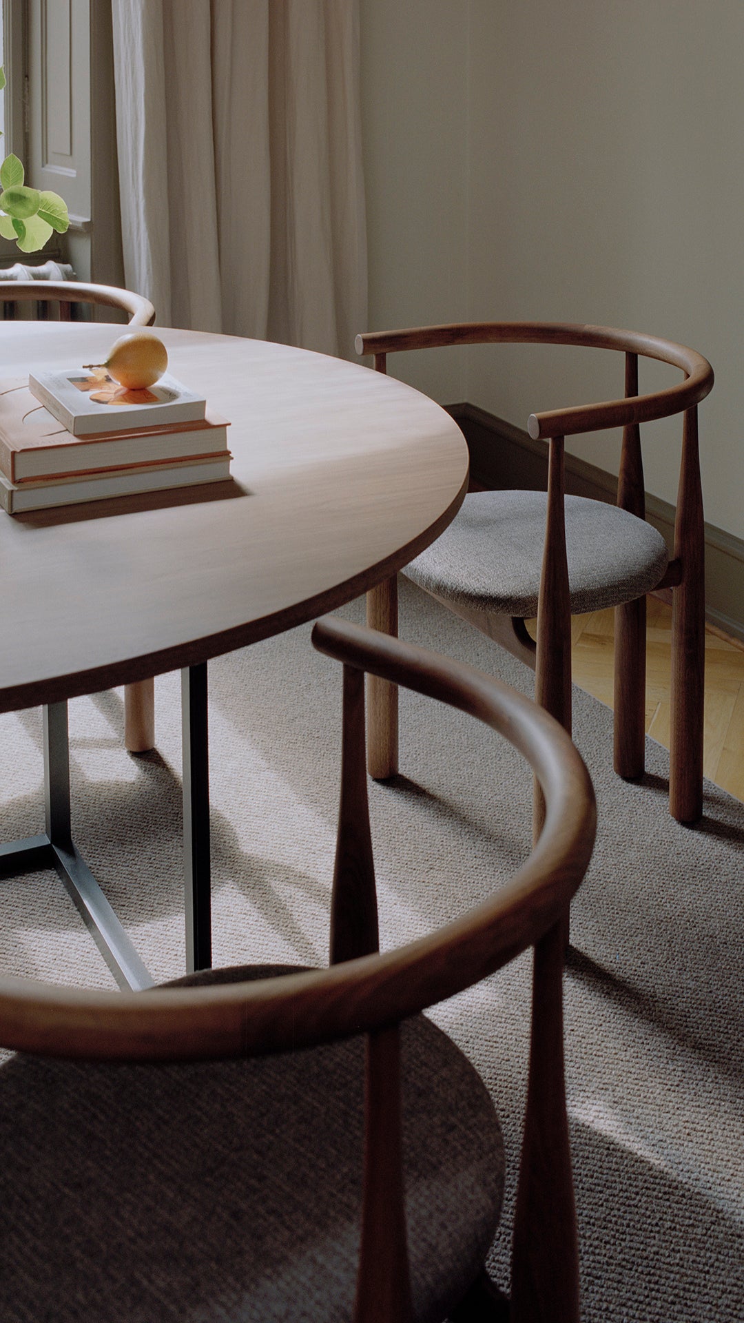 Gestoffeerde BUKOWSKI stoel met notenhouten basis