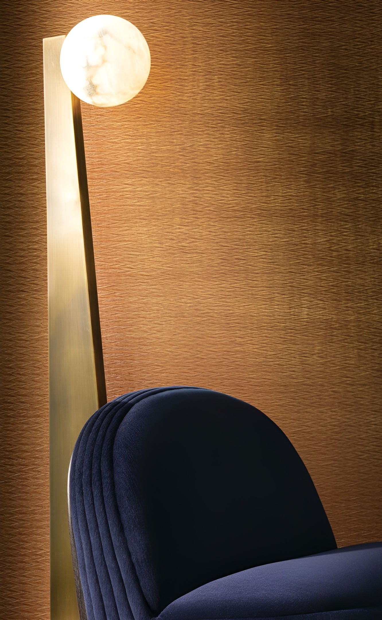 Strukturierte, metallisch glänzende Textiltapete mit geometrischem Muster THÉIA in Goldton