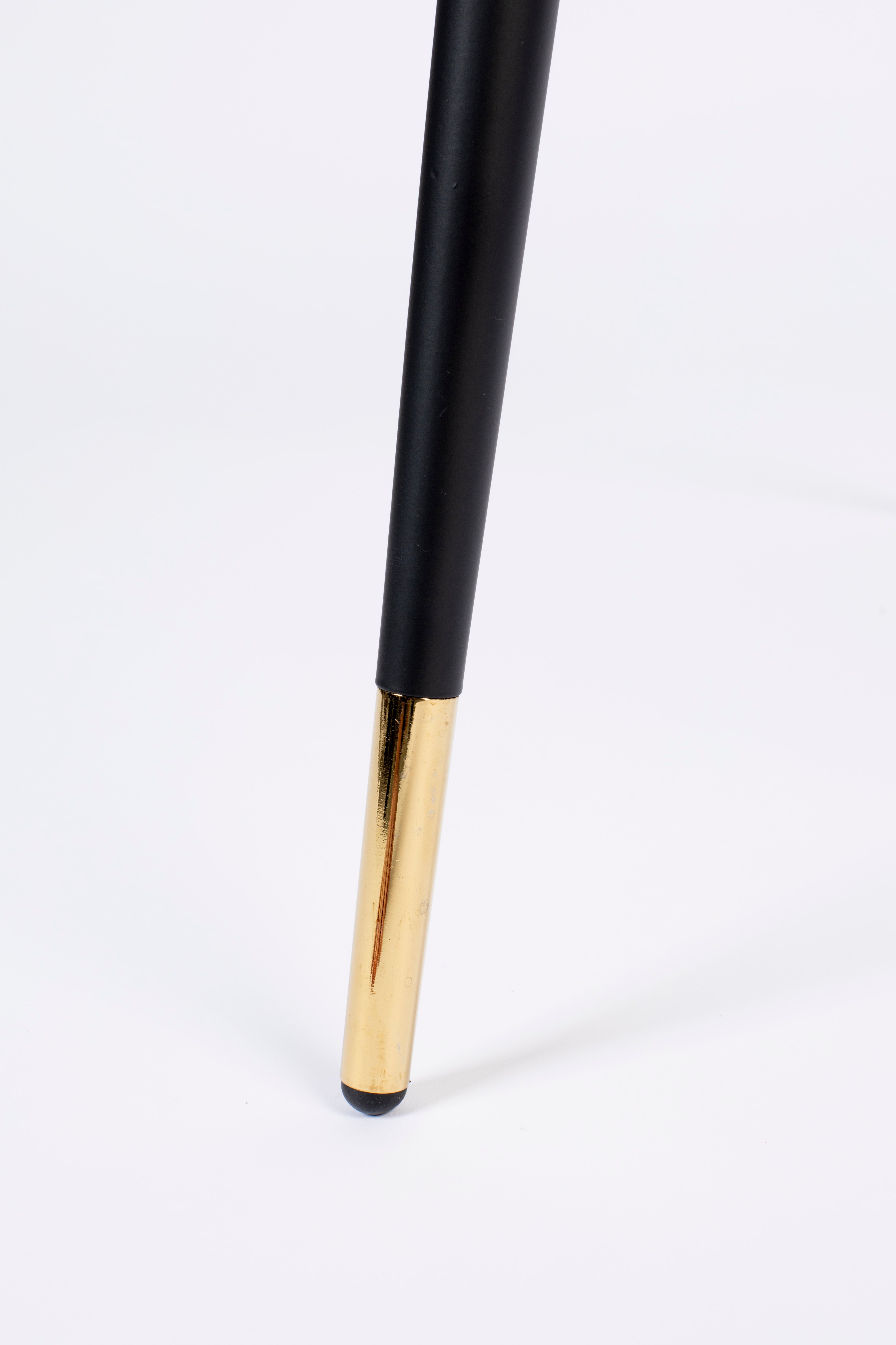 Ein Stuhl Lionel dunkelgrau mit einer schwarzen Basis