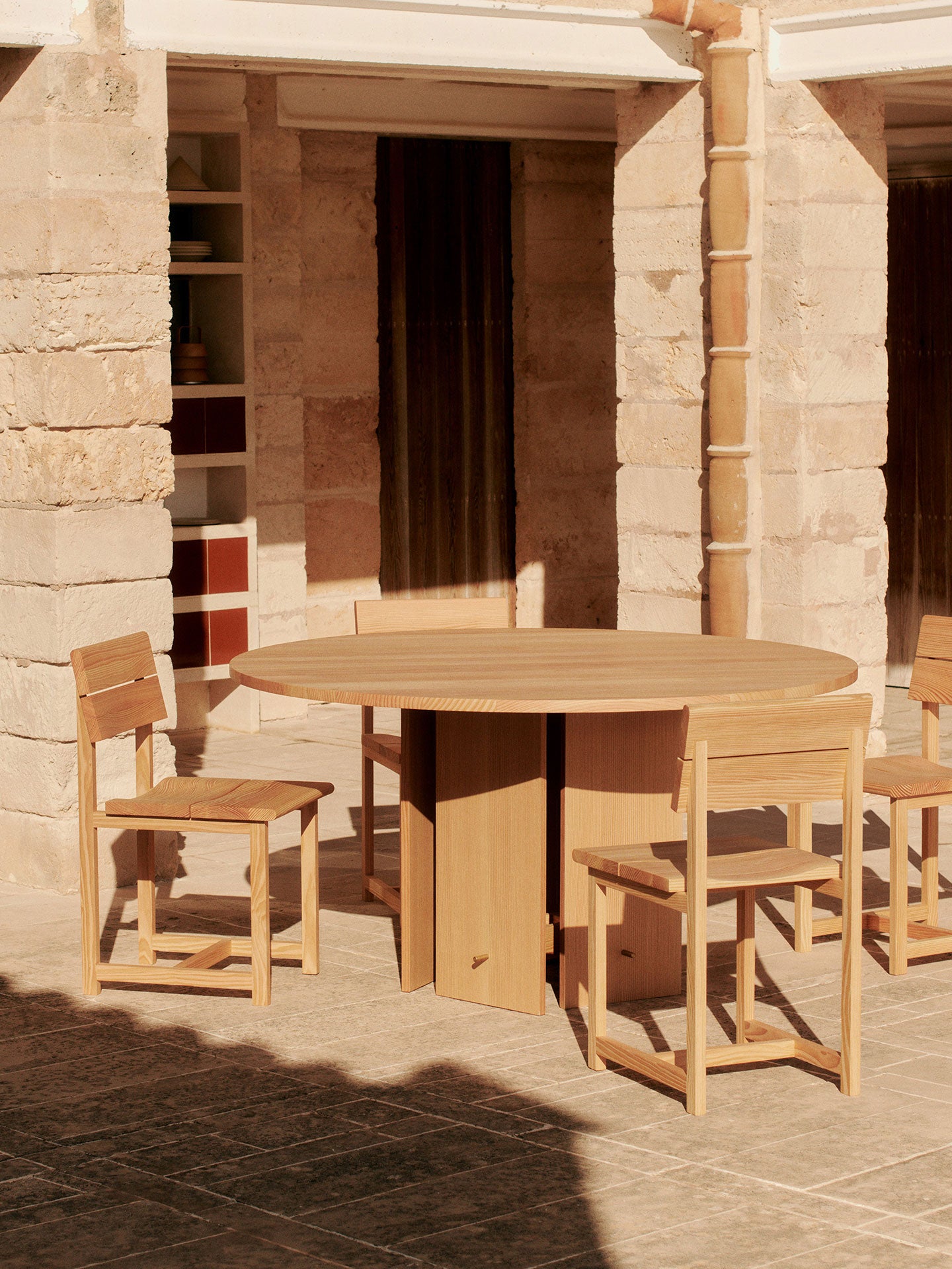 Rundtisch AUKKO aus massivem Douglasienholz