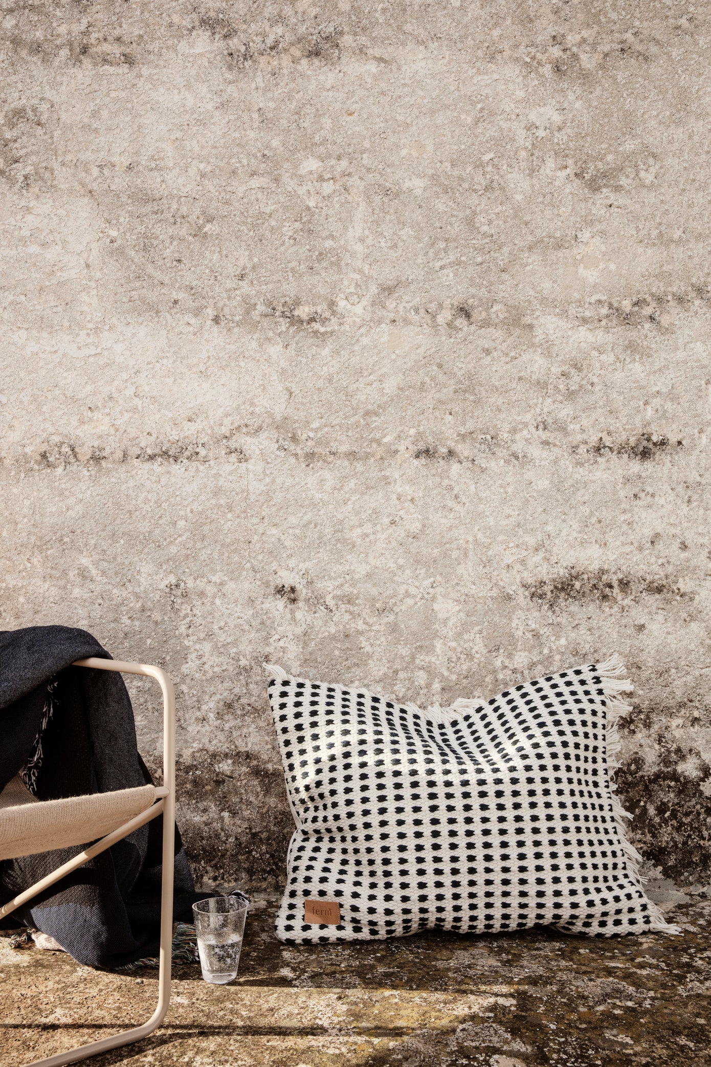 Decoratieve kussen WAY gebroken wit met blauwe stippen