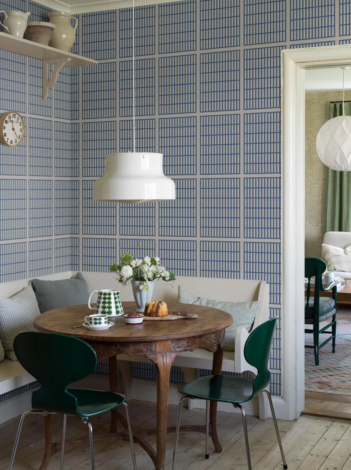 Tapete mit geometrischem Muster ALVAR AALTO 14/6 weiß mit blau