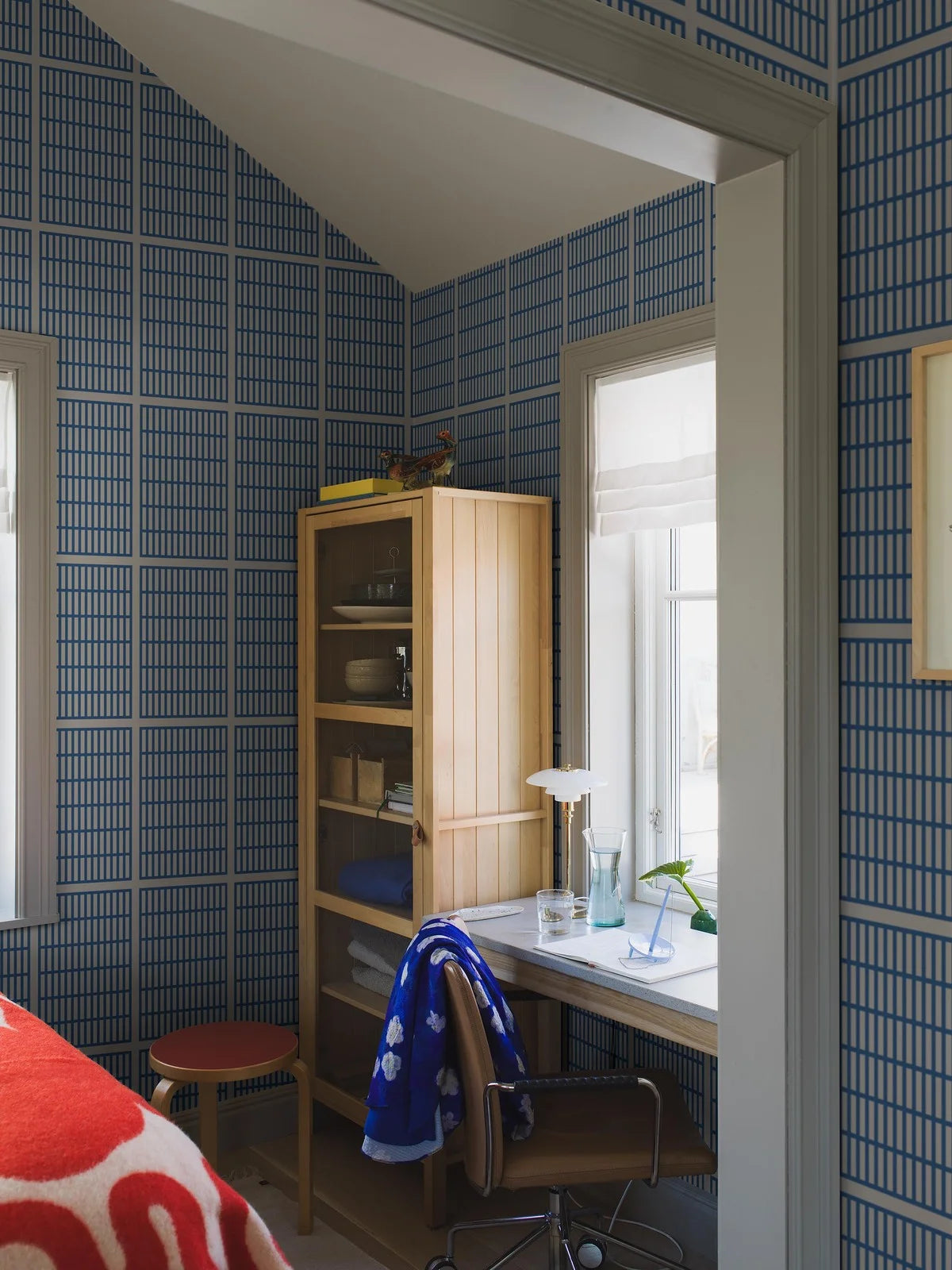 Tapete mit geometrischem Muster ALVAR AALTO 14/6 weiß mit blau