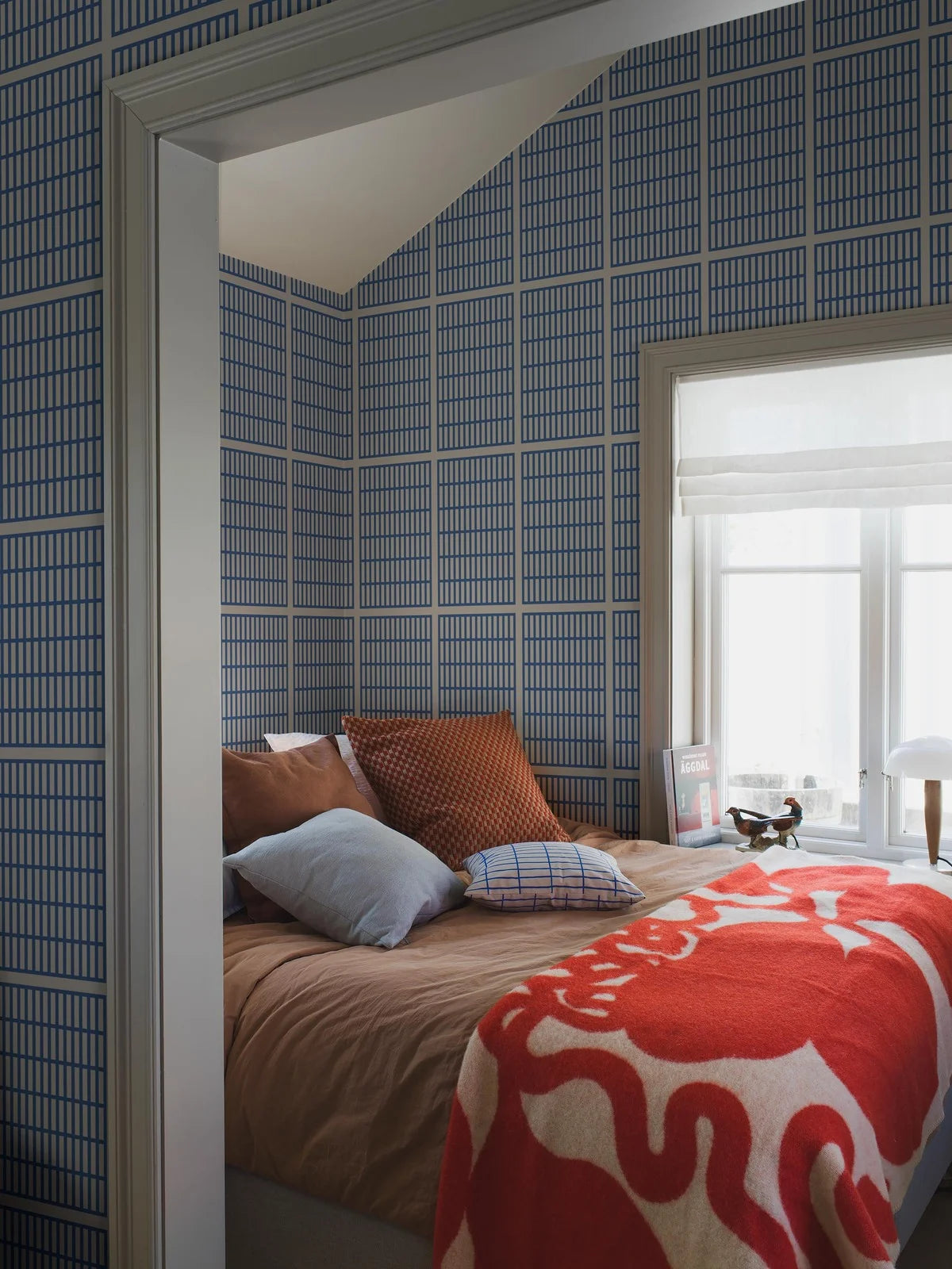 Tapete mit geometrischem Muster ALVAR AALTO 14/6 weiß mit blau