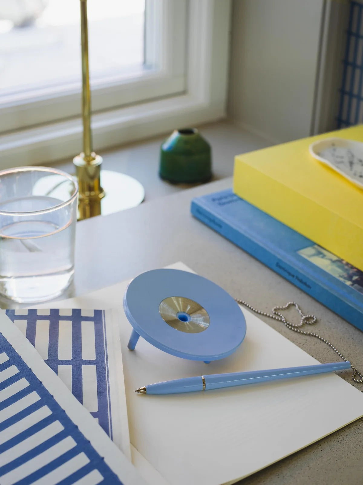 Tapete mit geometrischem Muster ALVAR AALTO 14/6 weiß mit blau