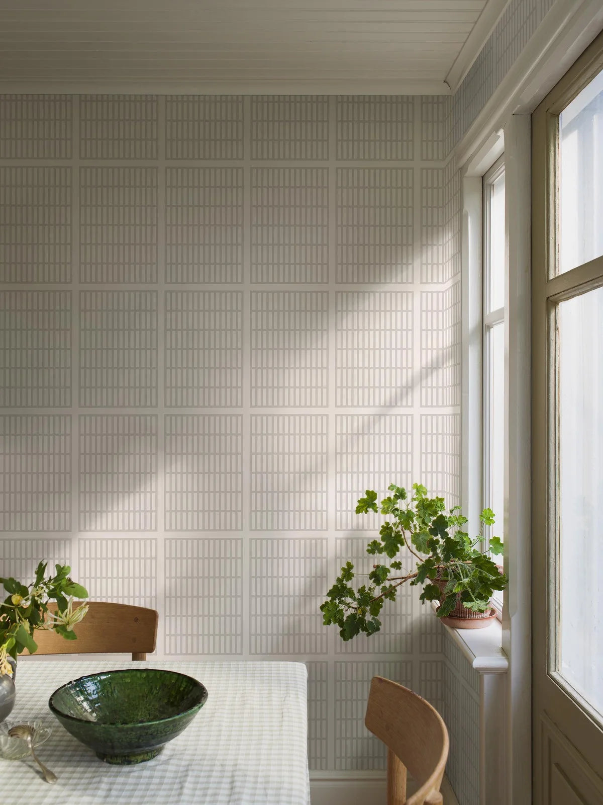 Geometrisch patroon behang ALVAR AALTO 14/6 wit met grijs
