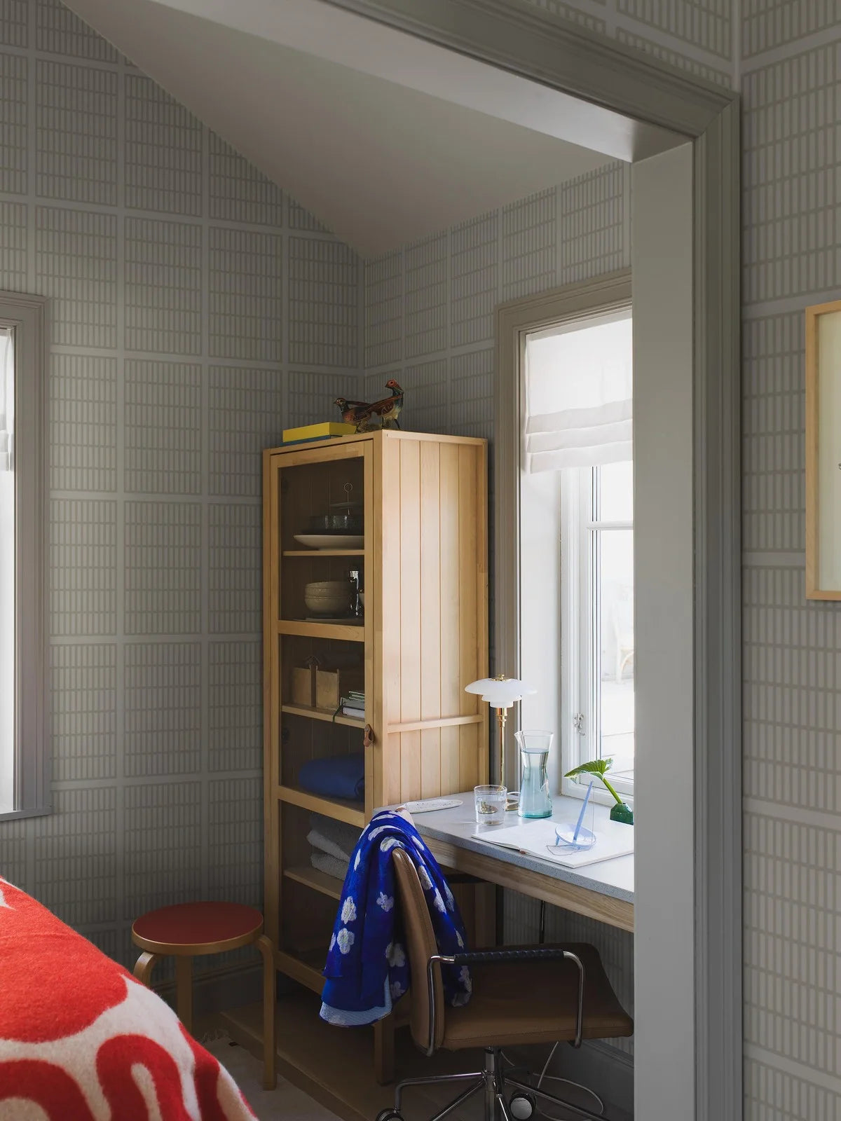 Geometrisch patroon behang ALVAR AALTO 14/6 wit met grijs