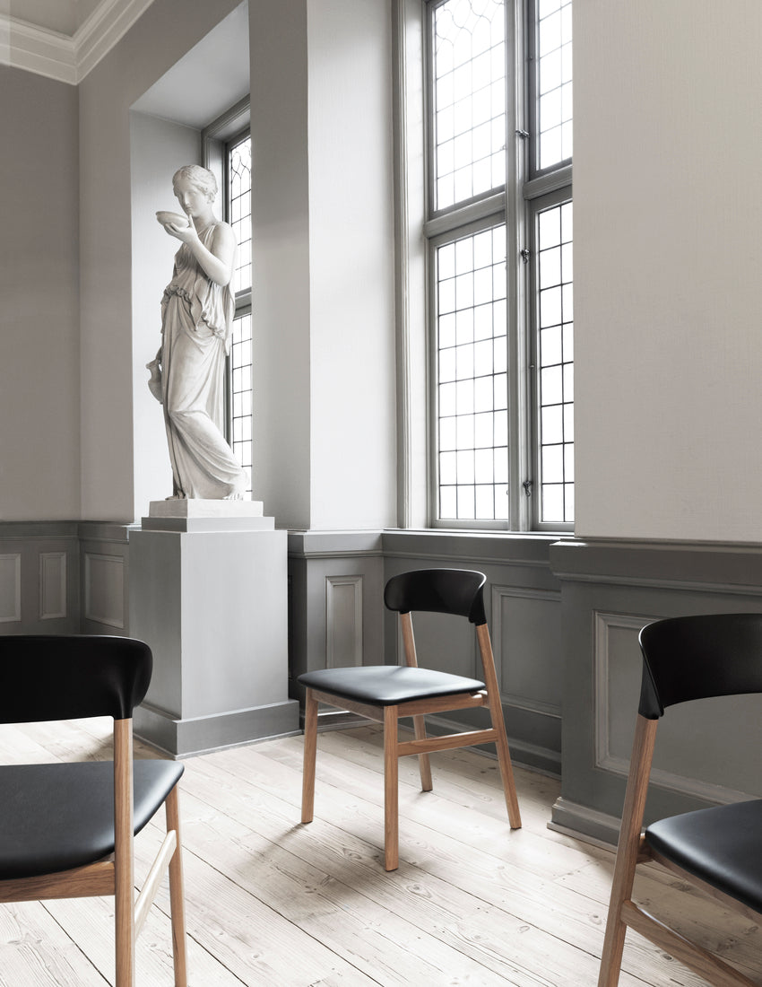 White Herit chair with a natural oak base