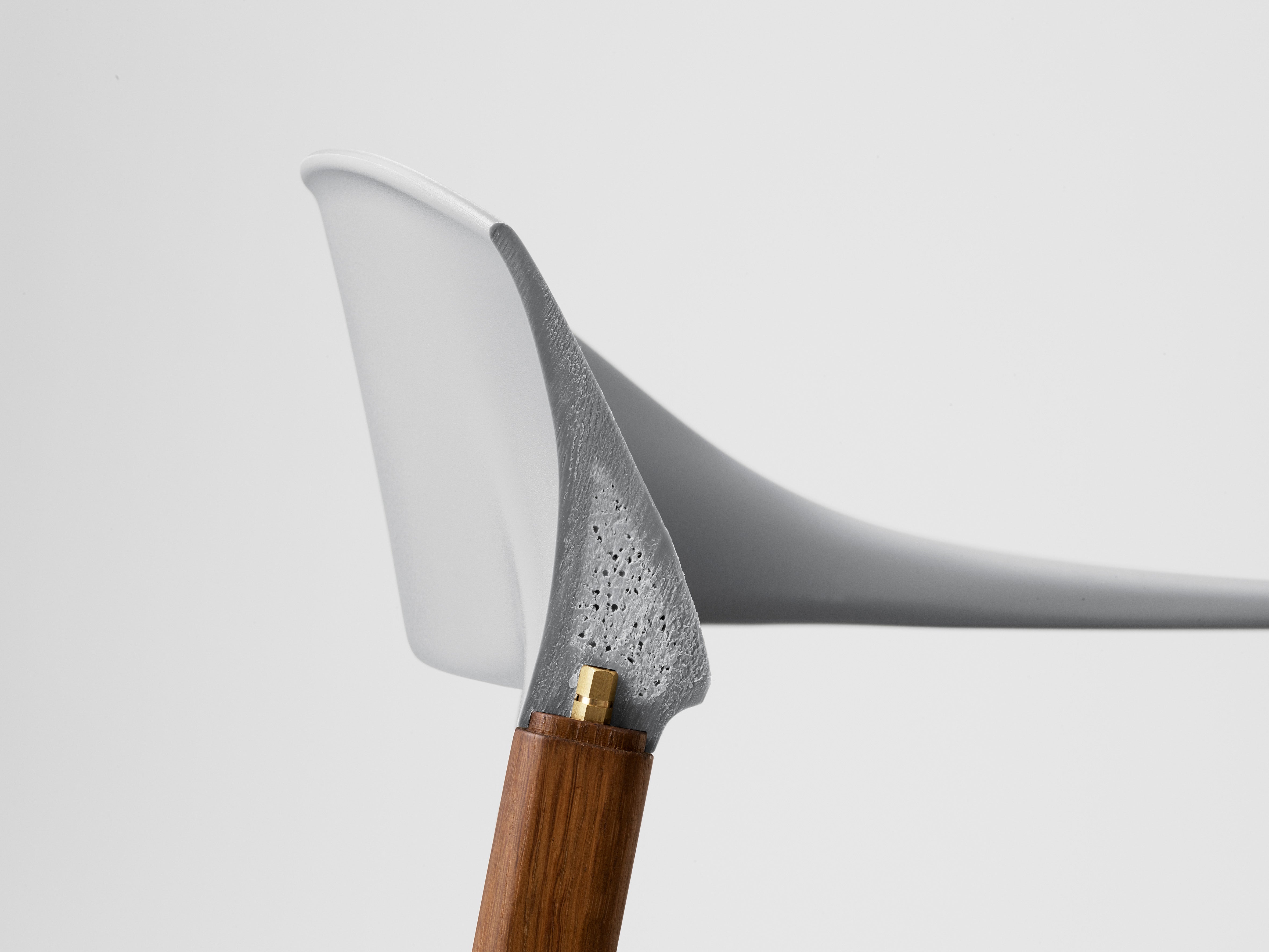 Stuhl mit Armlehnen Herit Grey mit einer dunklen Eichenbasis