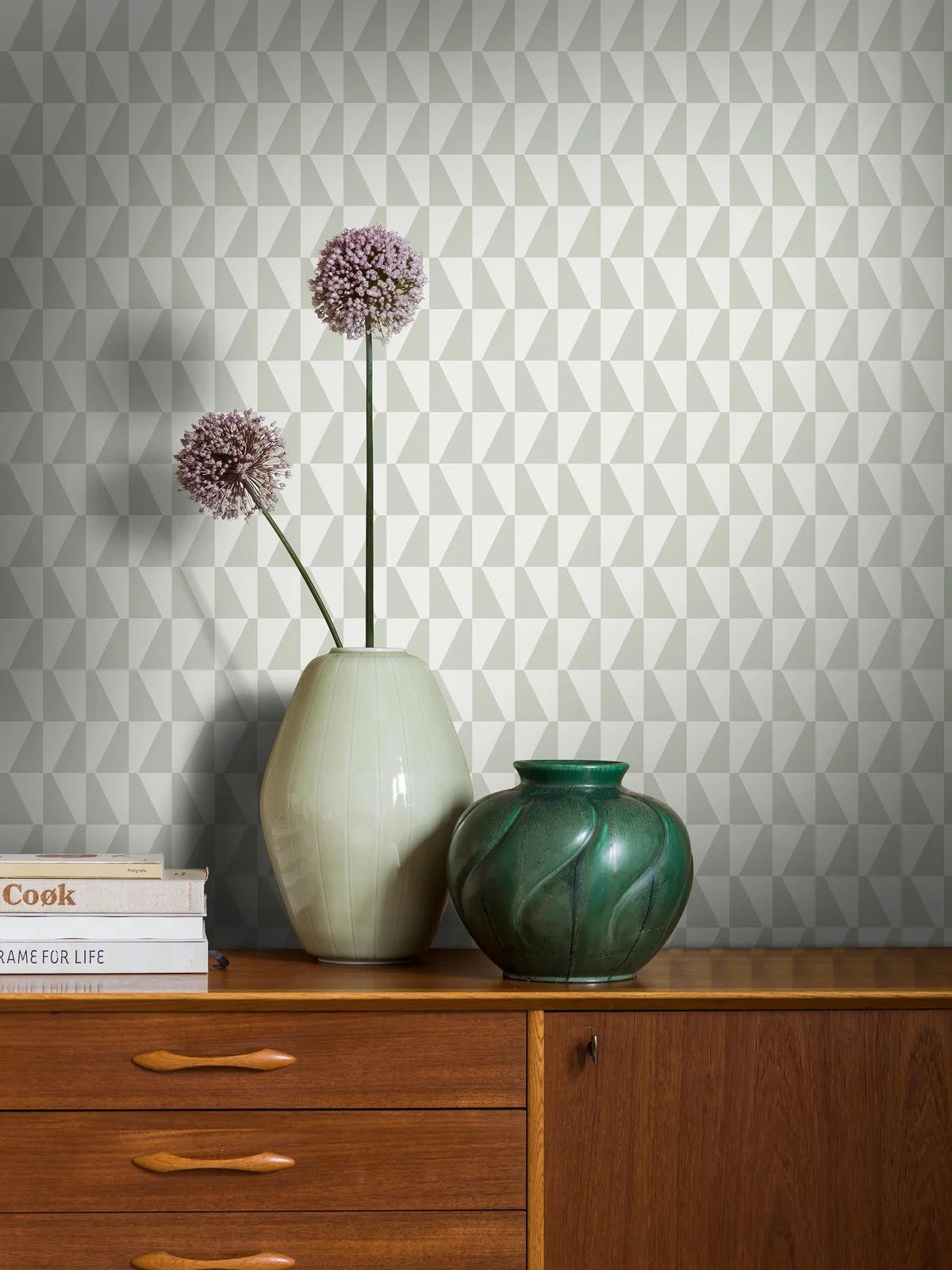 Vliesbehang van papier met geometrisch patroon TRAPEZ groen met wit