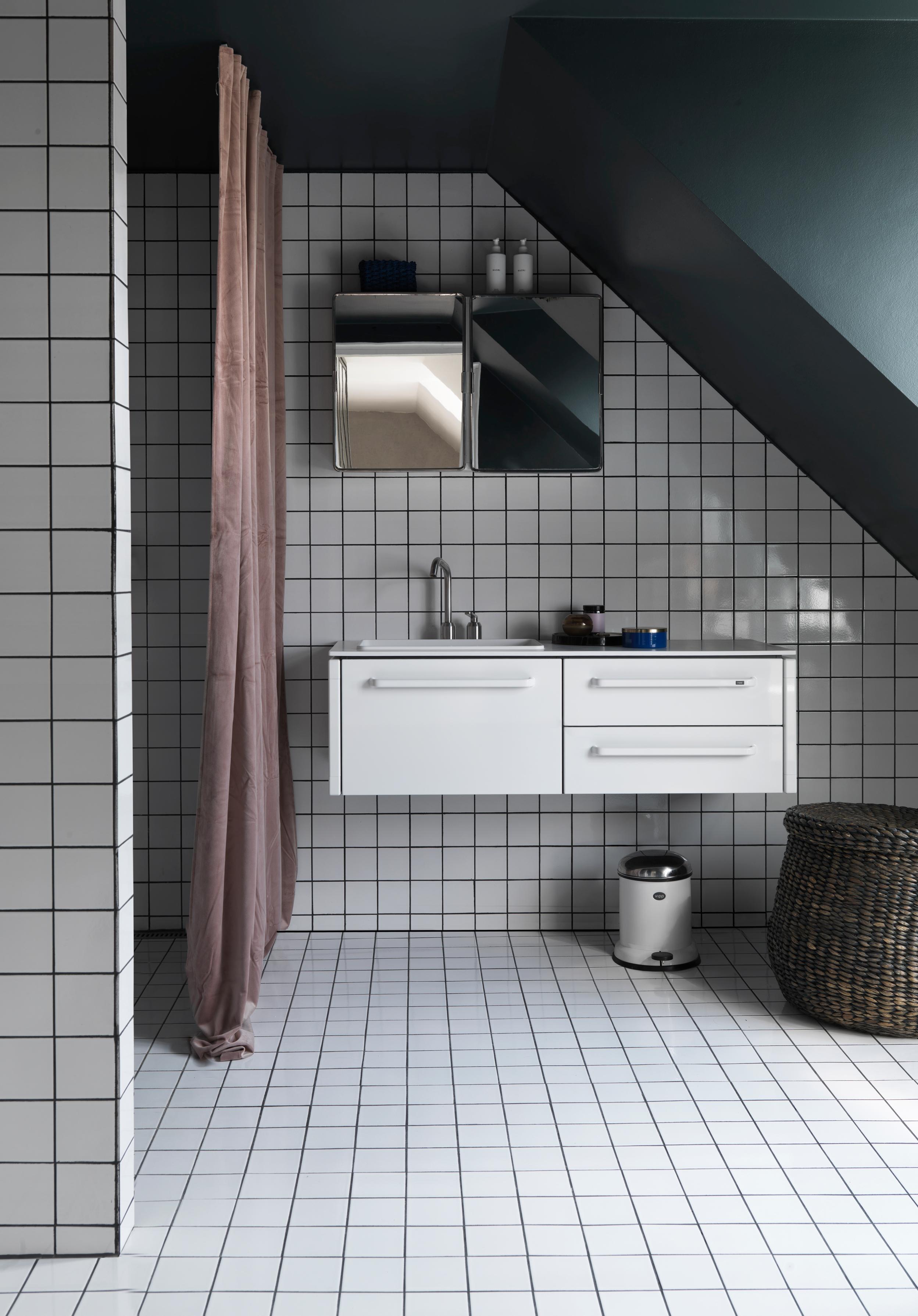 Badezimmerspiegel VIPP mit weißem Aluminiumrahmen