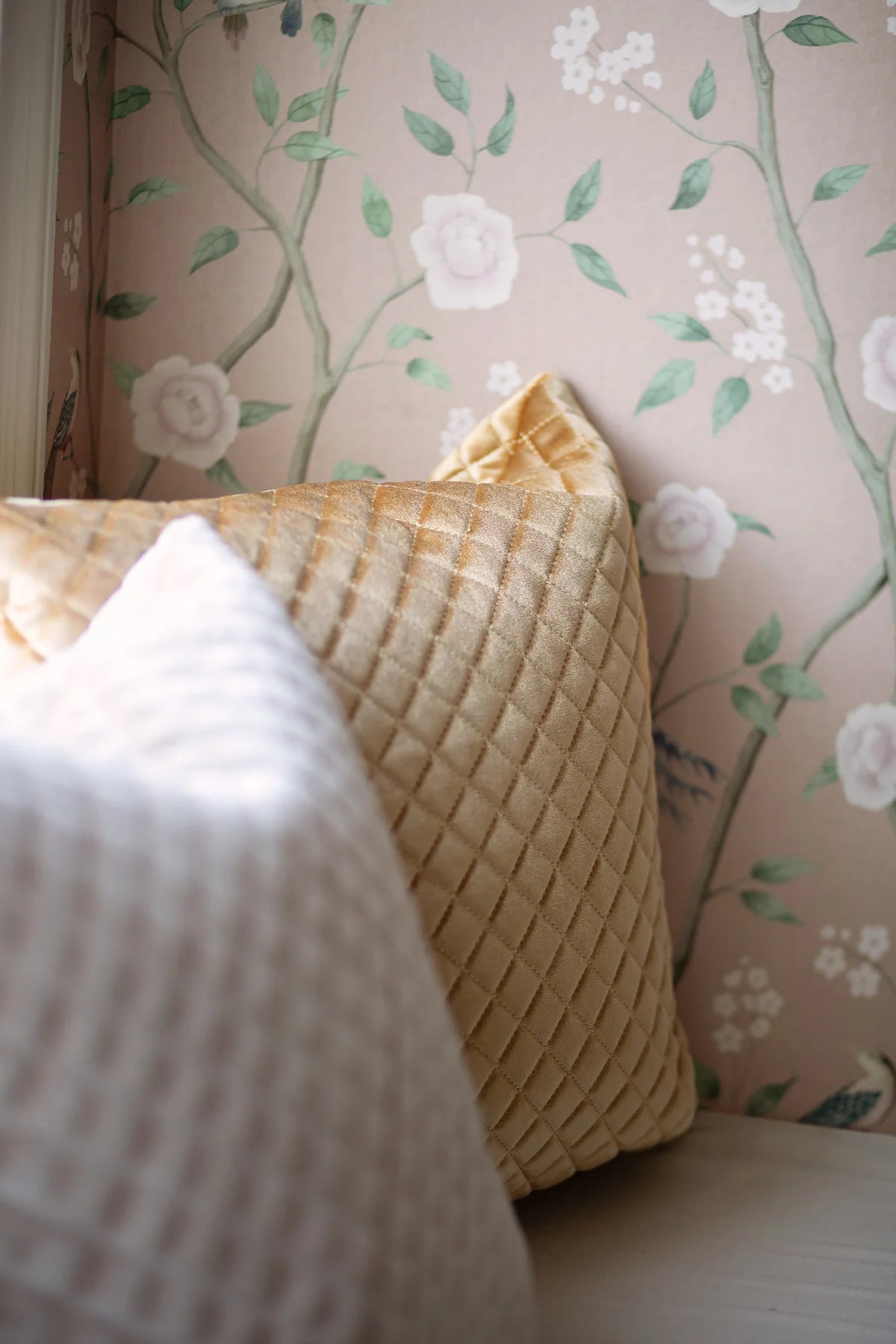 Vliesbehang met plantenmotief PARADISE BIRDS roze met wit