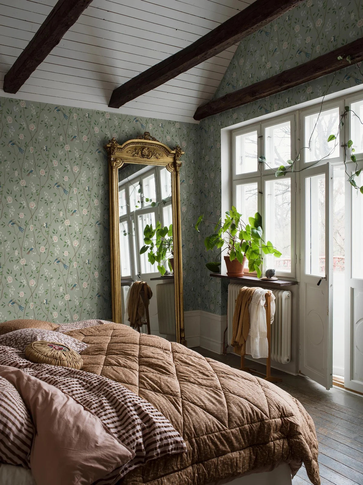 Vlies-Tapete mit pflanzlichem Muster PARADISE BIRDS grün mit weiß