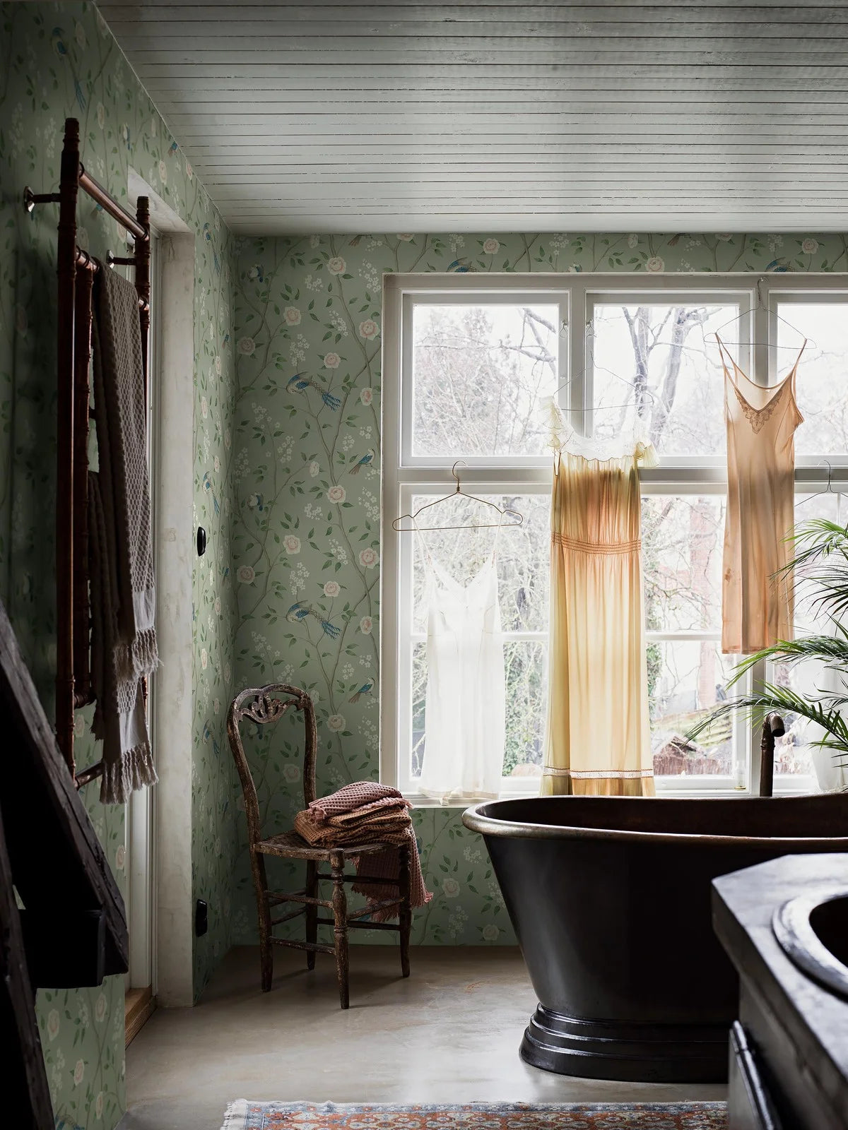 Vlies-Tapete mit pflanzlichem Muster PARADISE BIRDS grün mit weiß