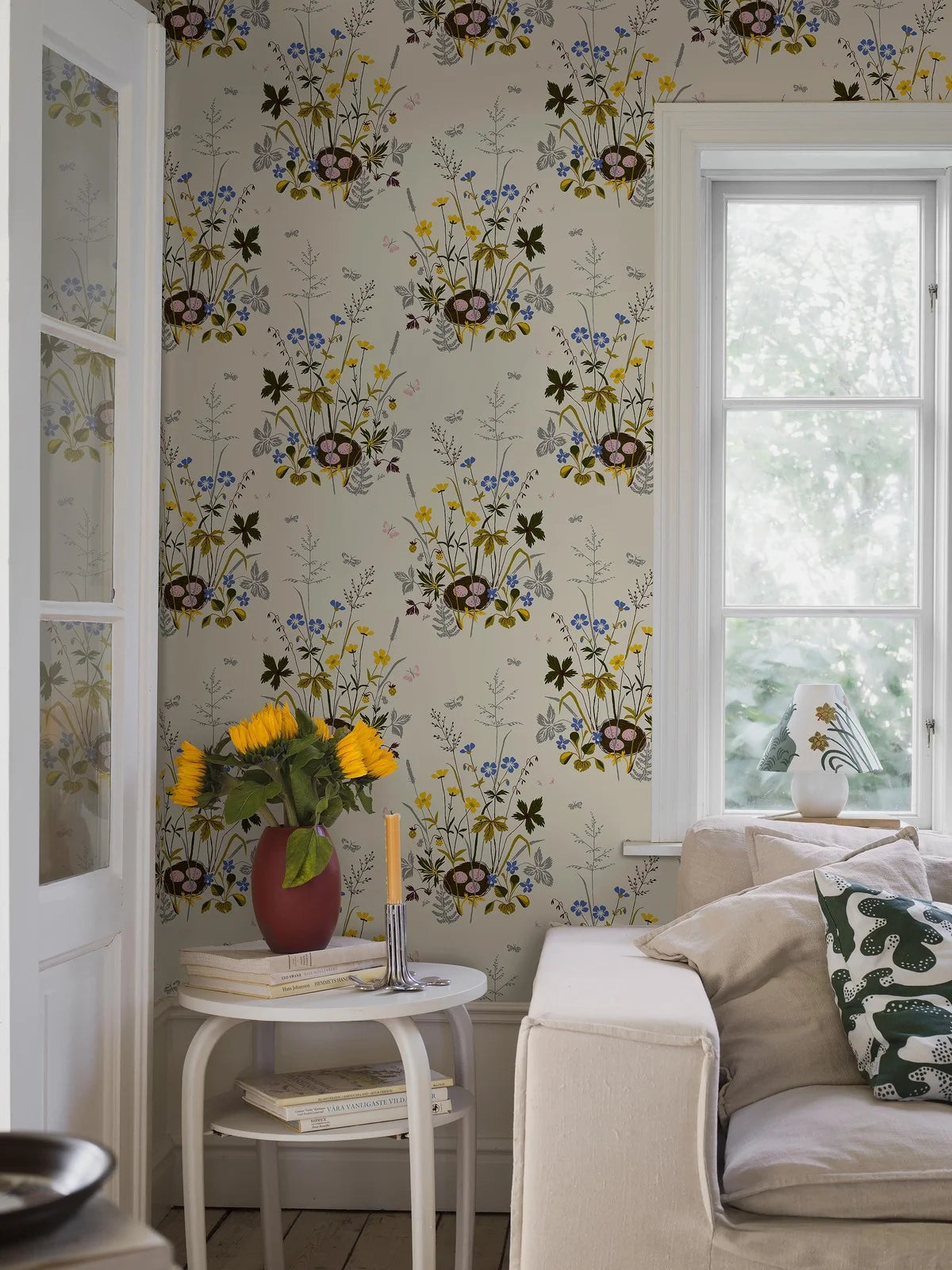 Behang met een bloemenpatroon FAGELBO crème met bruin