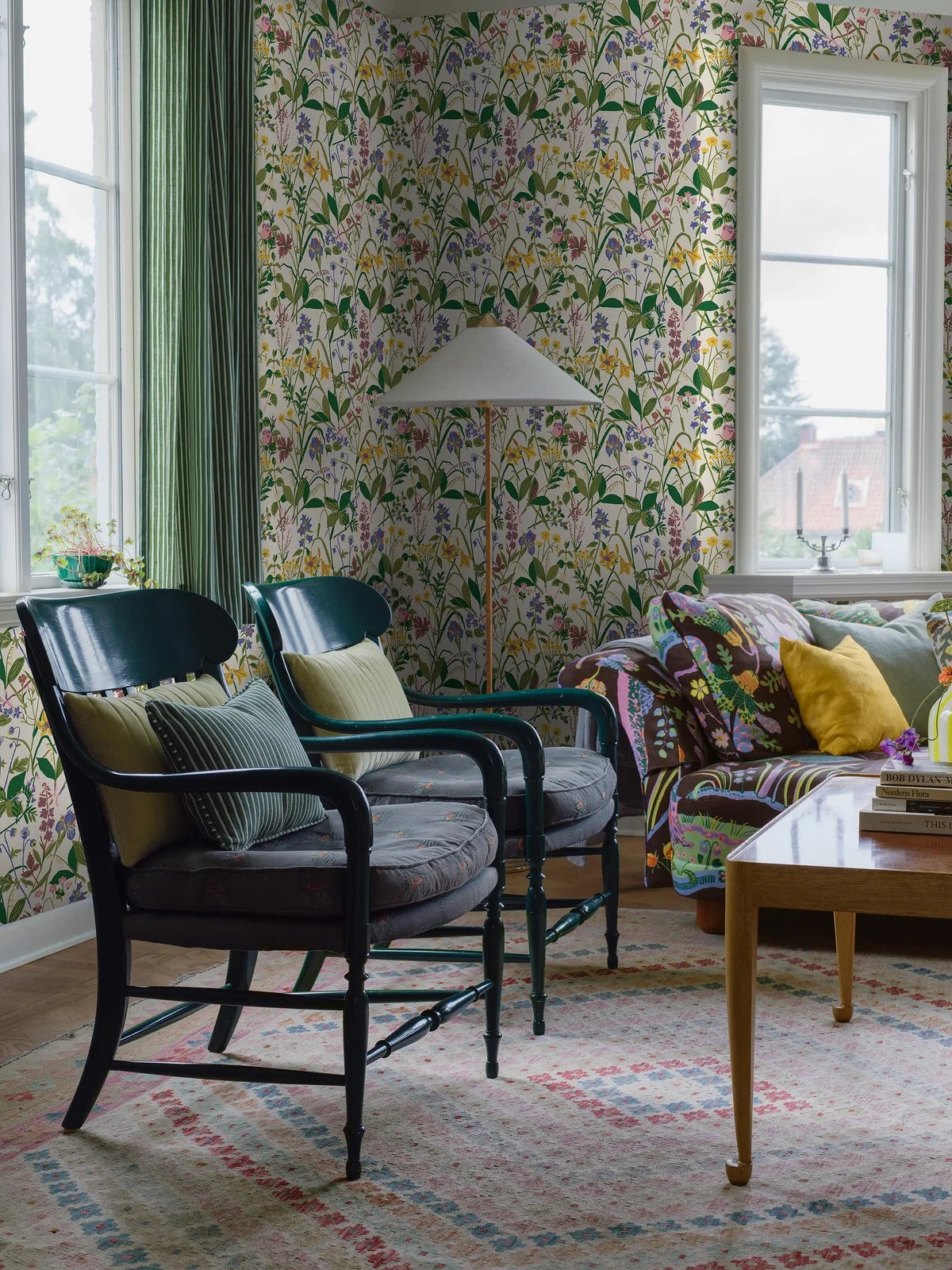 Tapeta z roślinnym motywem kwiatów ROS OCH LILJA kremowy z zielonym