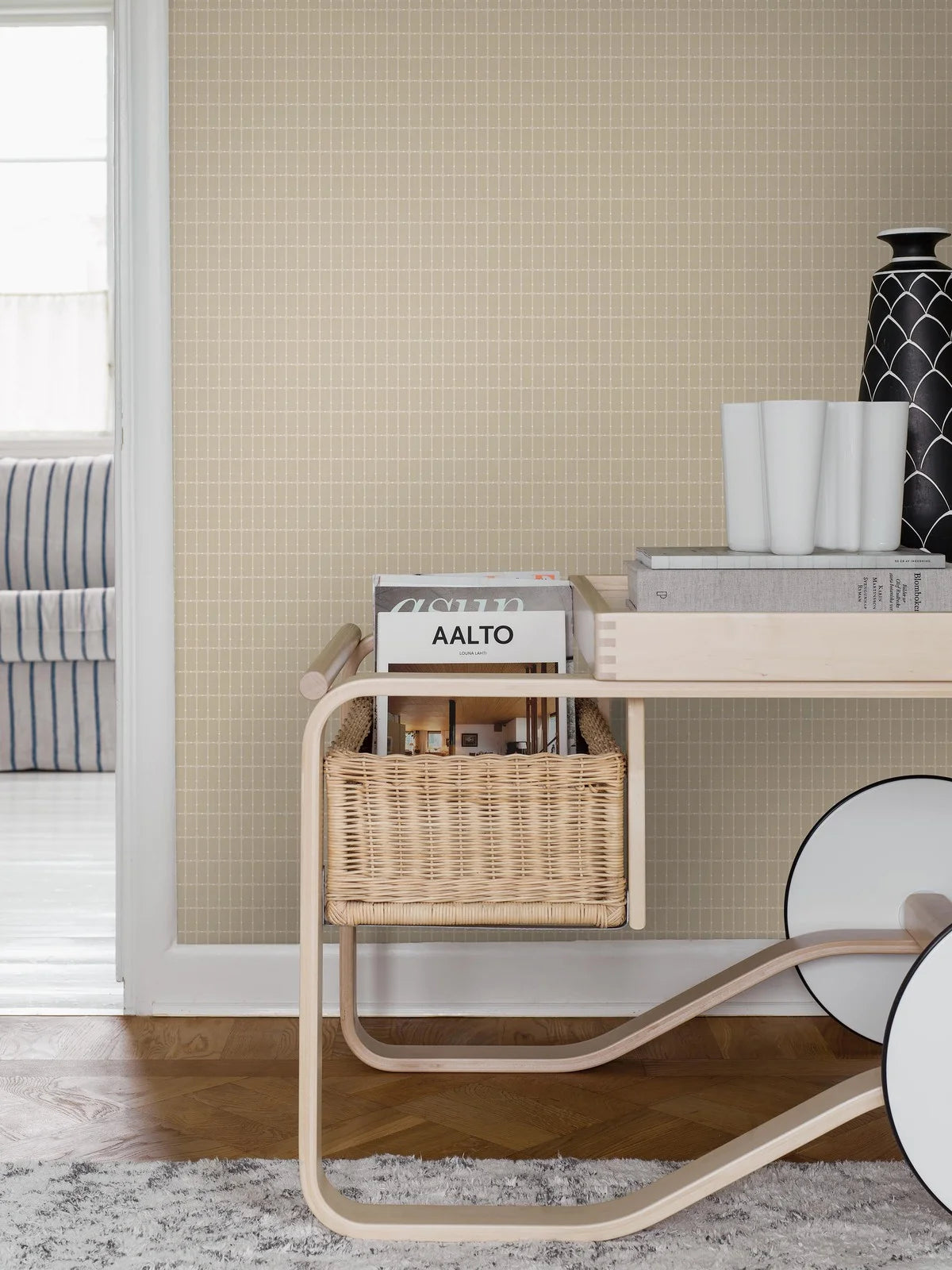 Vliesbehang met ruitpatroon ALVAR AALTO M.I.T zandbeige