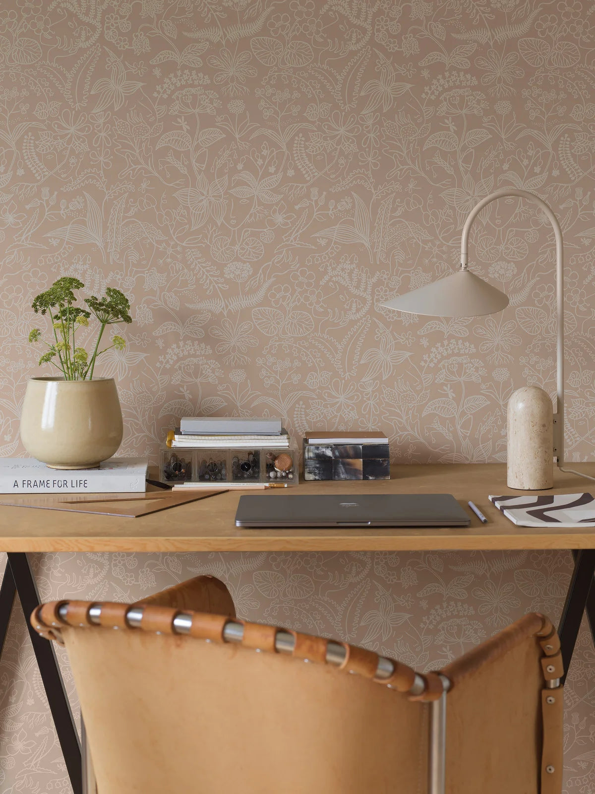 Tapeta z roślinnym wzorem kwiatów i liści GRAZIA brązowy