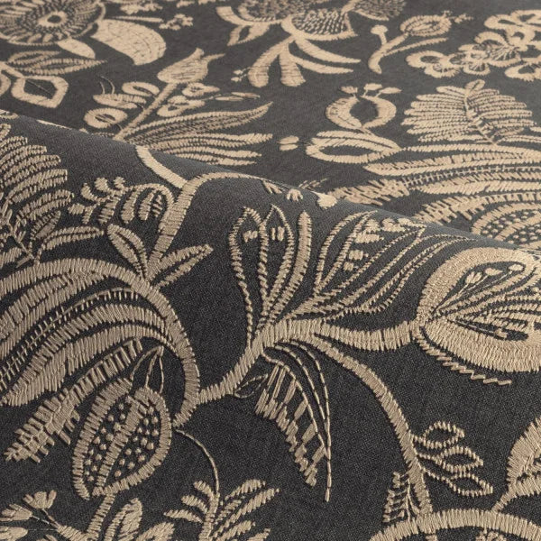 Structuurtapijt dat borduurwerk imiteert met een plantenmotief van bloemen en bladeren PASTEL donkerbruin