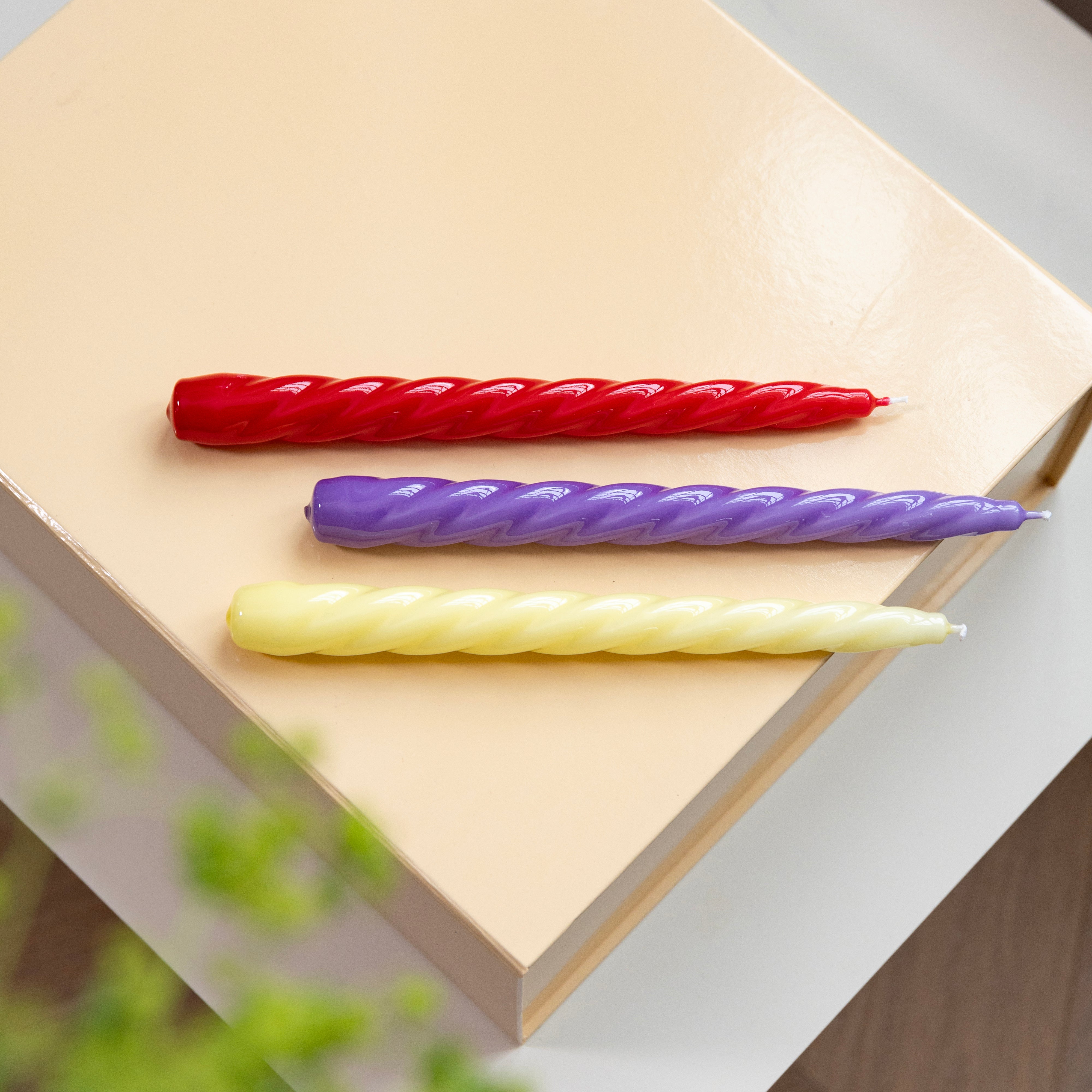 Set von Kerzen BRAVO SUNSET lila mit rot und gelb