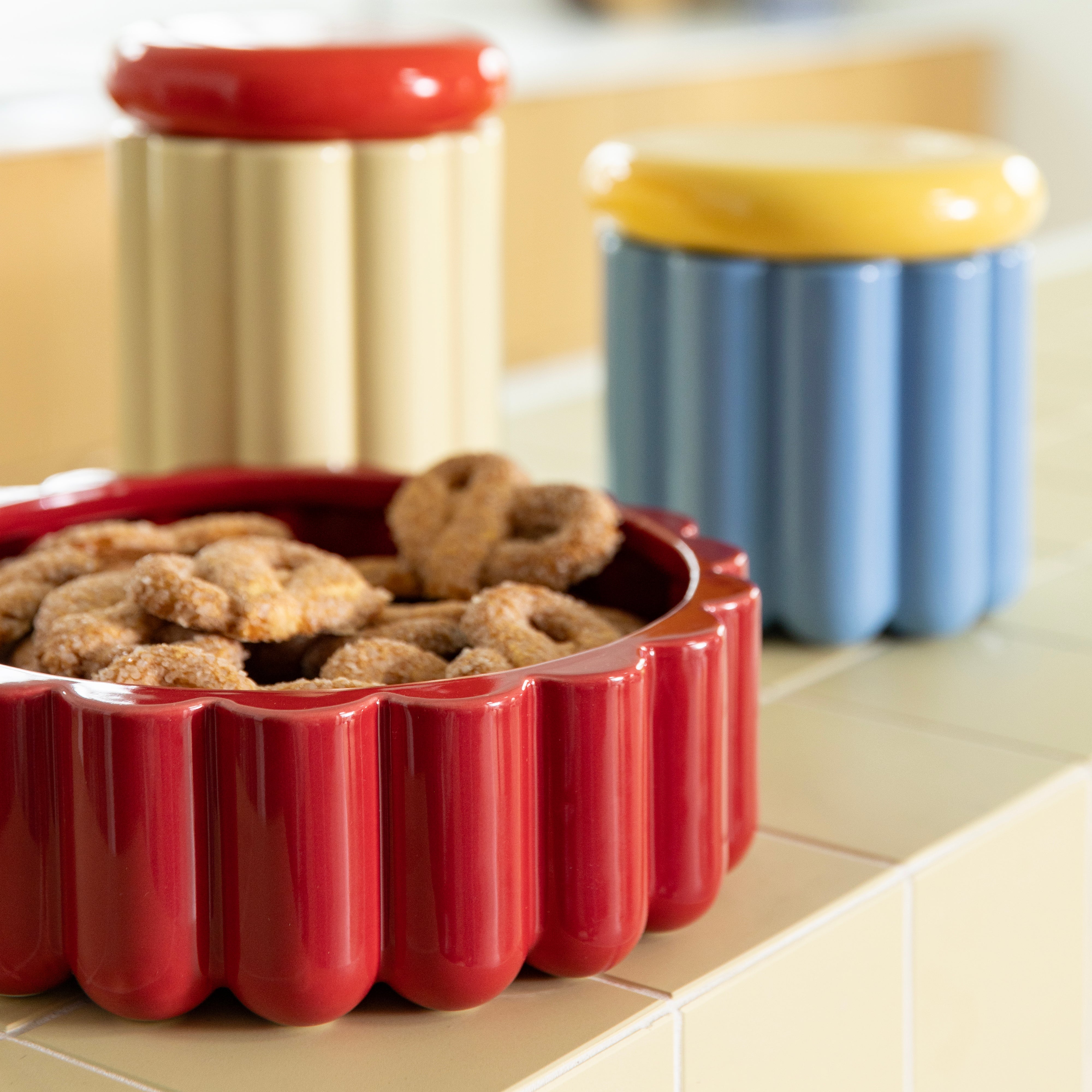 CHARLO container yellow with red lid