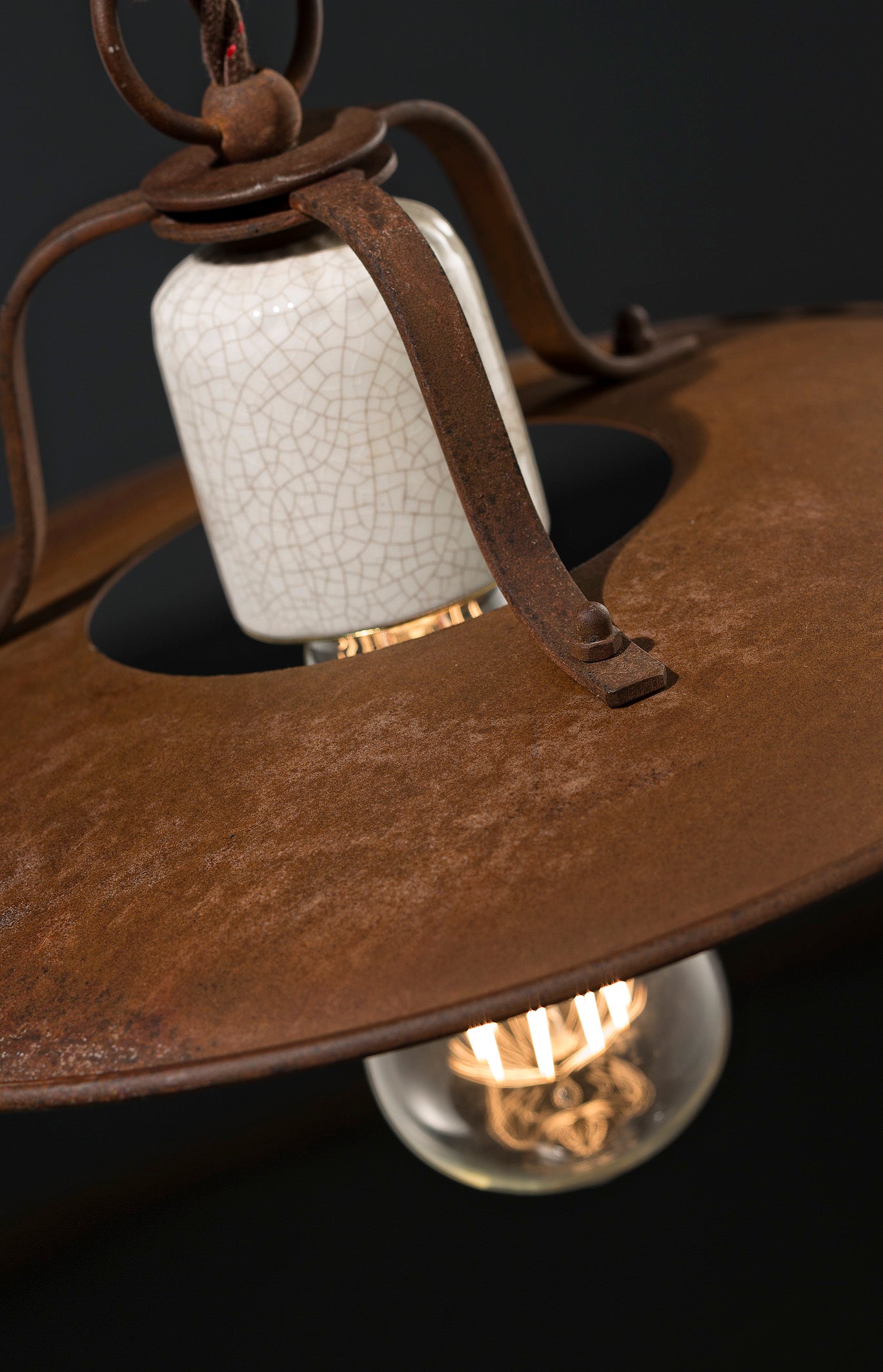 GRUNGE rust-colored ceramic and iron pendant lamp with a cream Craquelé effect