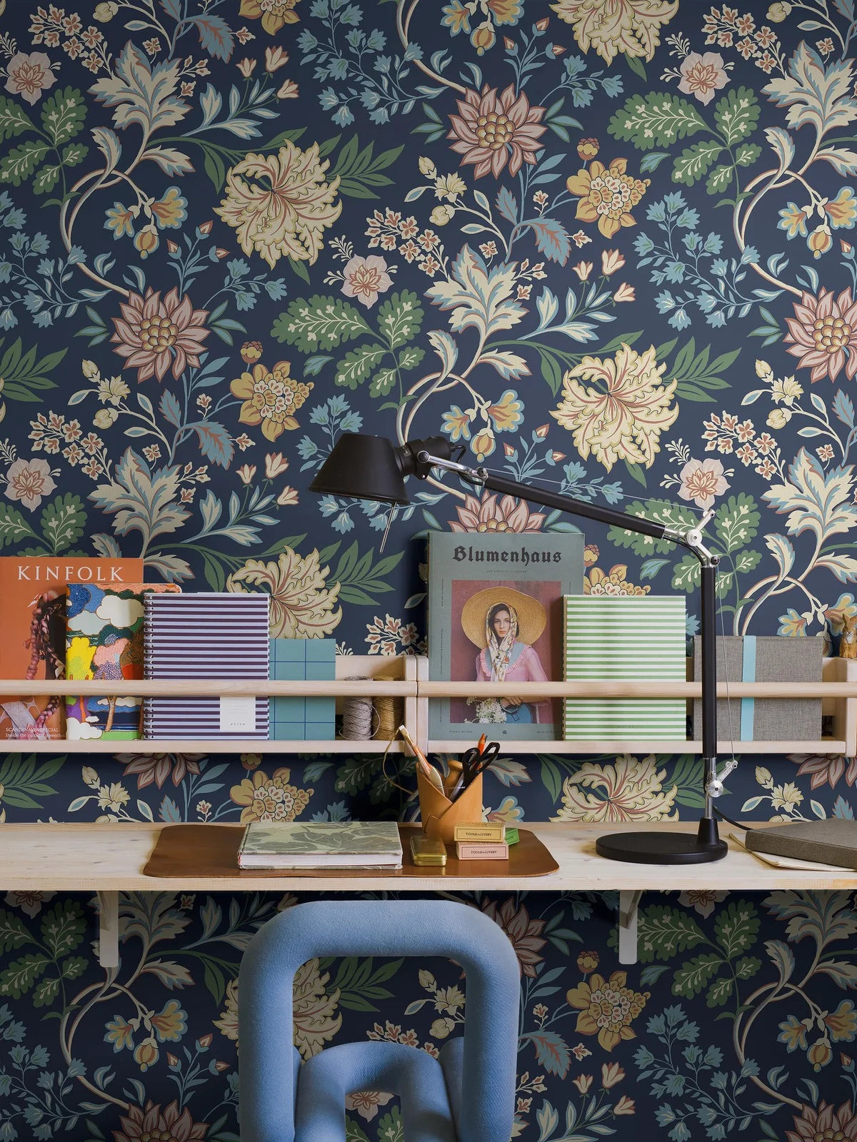 Vlies-Tapete mit Pflanzenmuster ALICIA dunkelblau mit Gelb