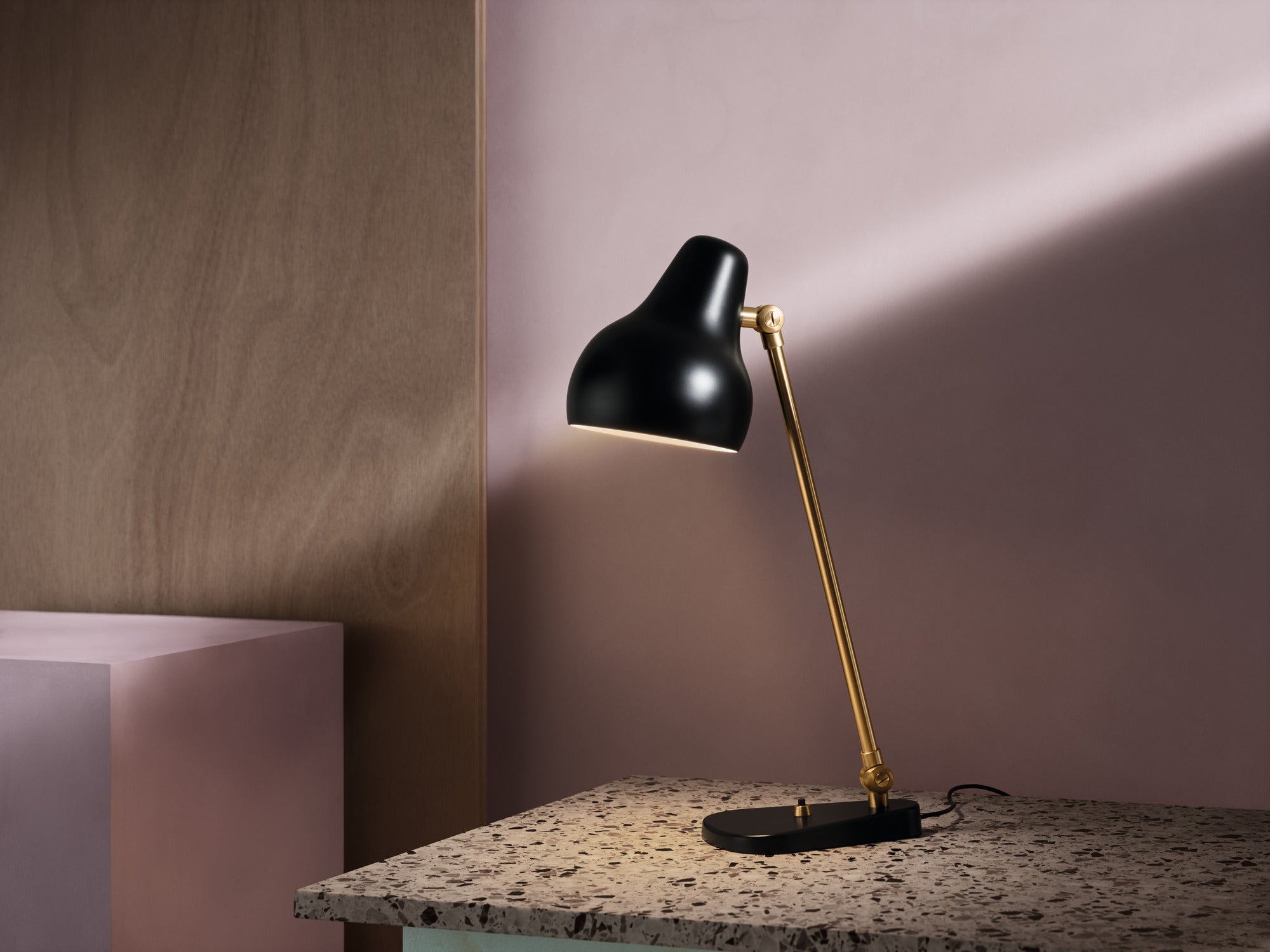 Tafellamp VL 38 zwart met gouden afwerking