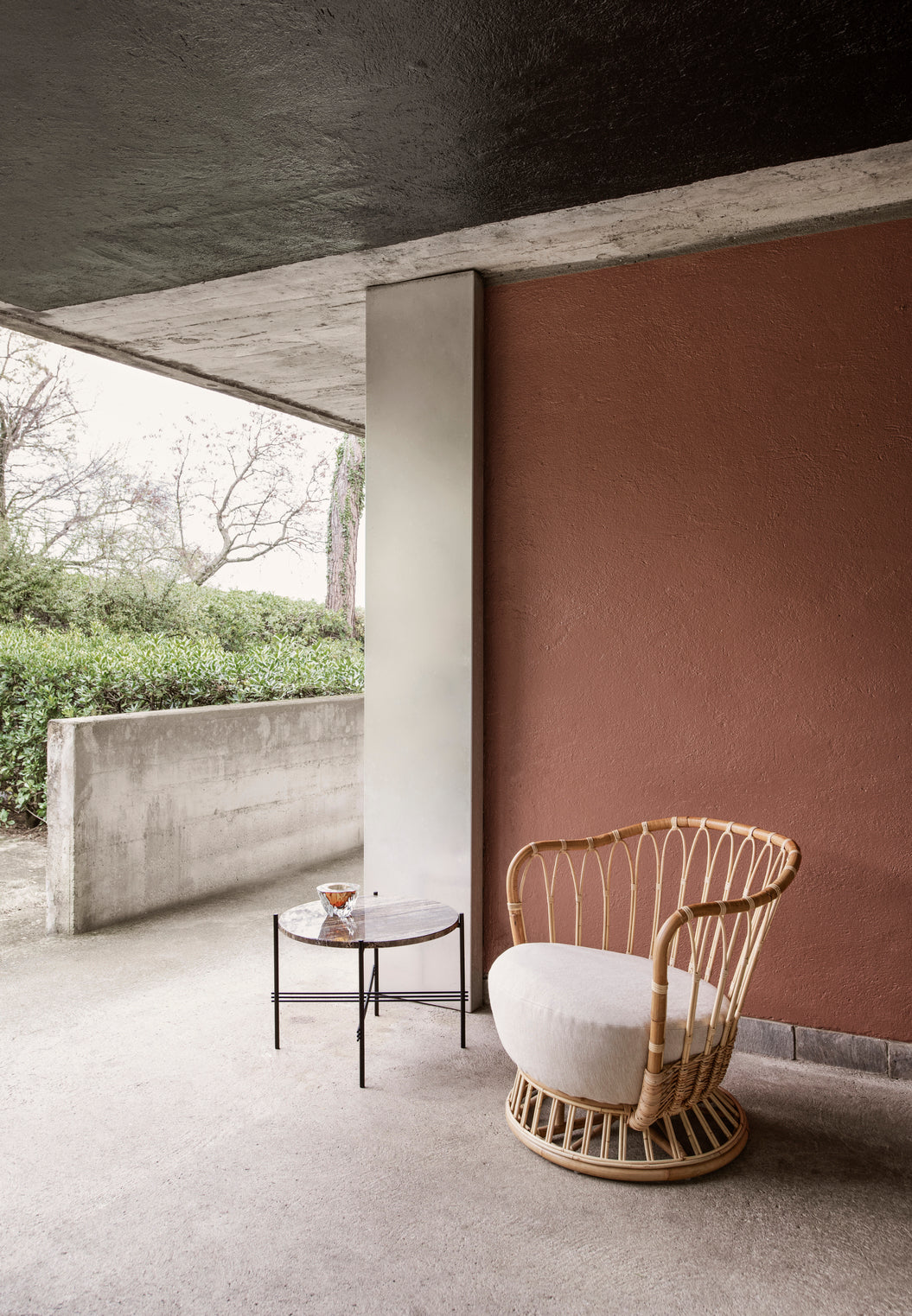 Fauteuil GRACE gestoffeerd met een rotan basis