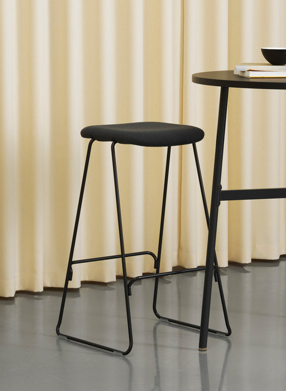 Gestoffeerde barstoel JUST met zwarte basis