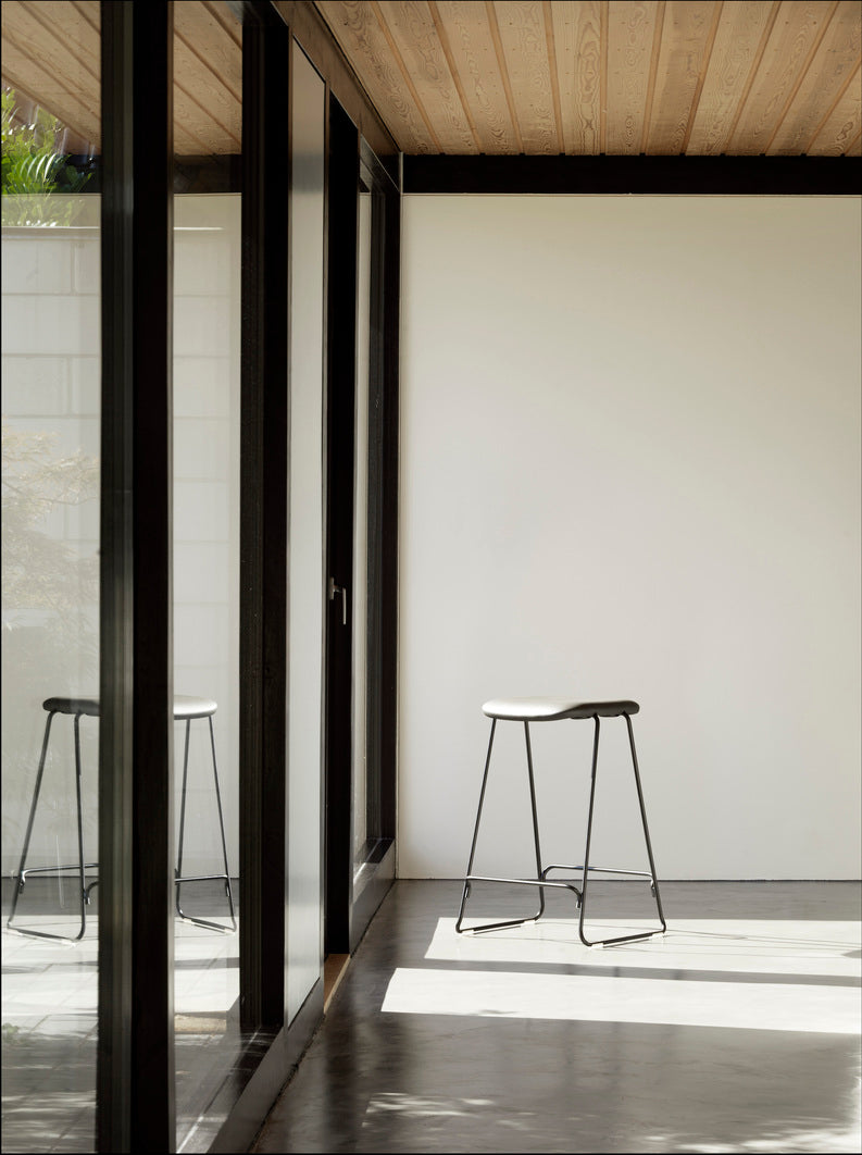 Barstuhl nur eine natürliche Eiche mit einer schwarzen Basis