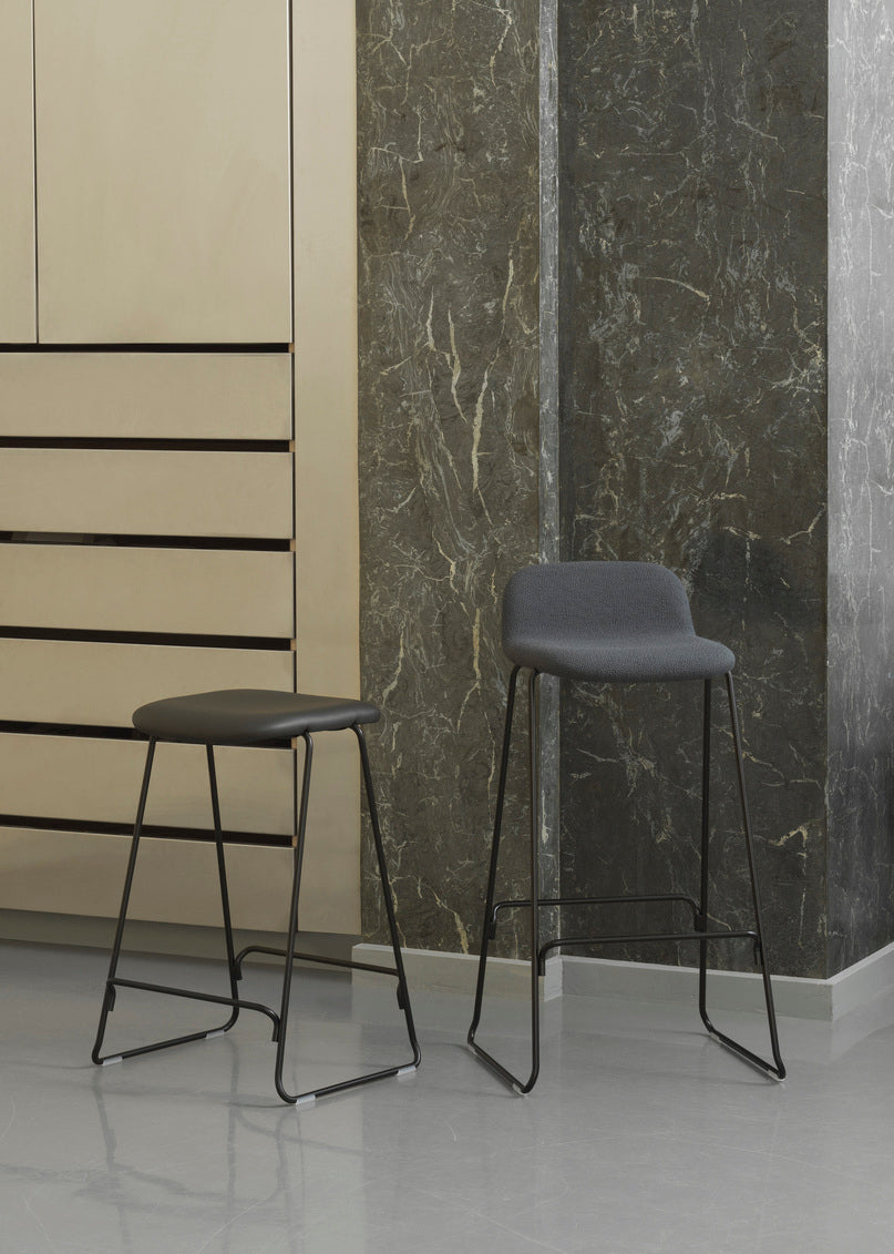 Barstuhl gepolstert nur mit einer schwarzen Basis