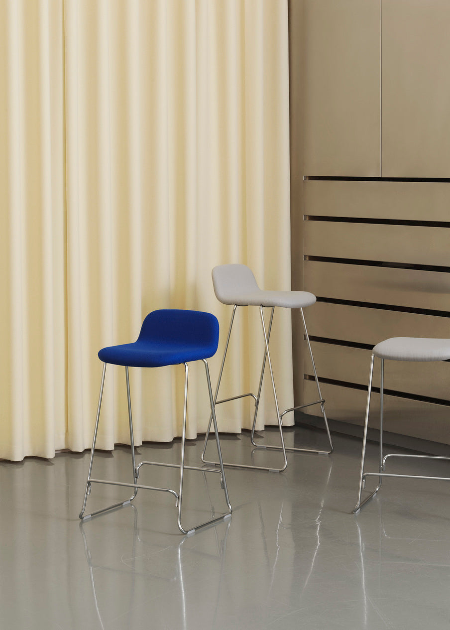 Krzesło barowe z oparciem JUST czarny jesion z czarną podstawą