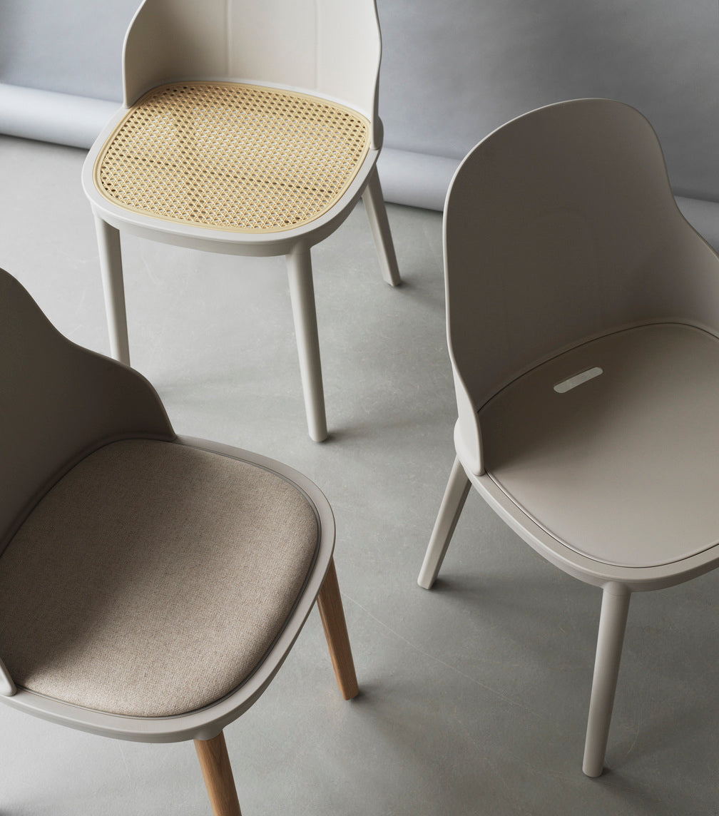 Chair allez warm gray with an oak base