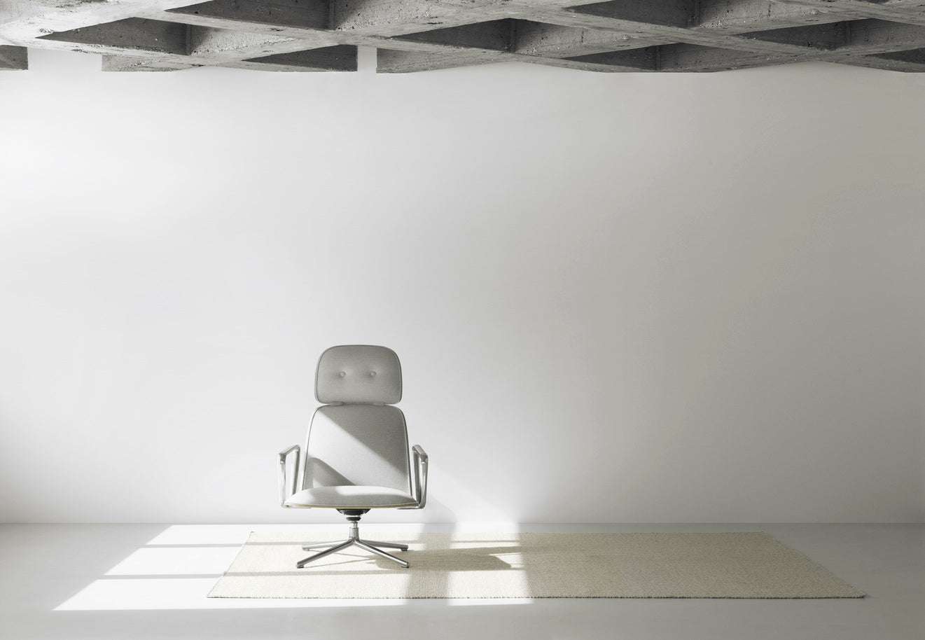 Fotel obrotowy PAD HIGH czarny fornir jesionowy z aluminiową podstawą