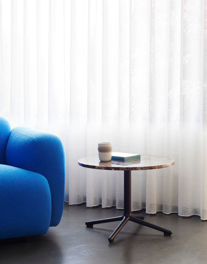 Mondkaffeetisch schwarzer Eiche mit einer schwarzen Basis