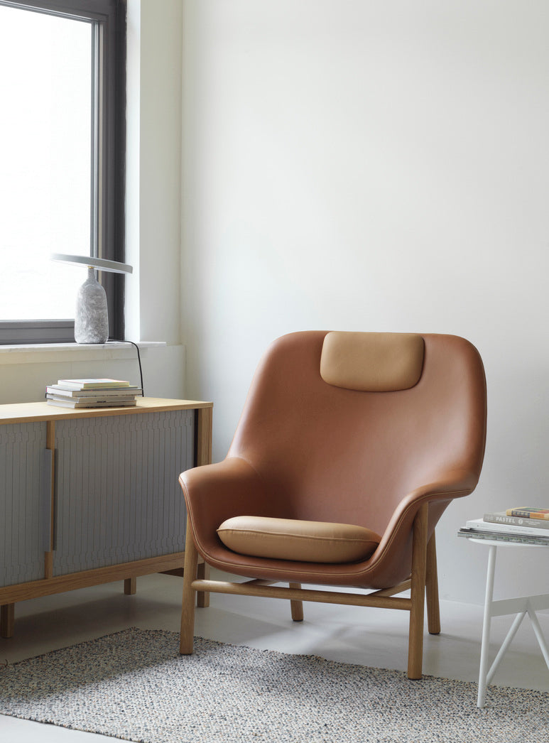 Drape High W. Kopfstütze Drape -Sessel mit einer schwarzen Eichenbasis