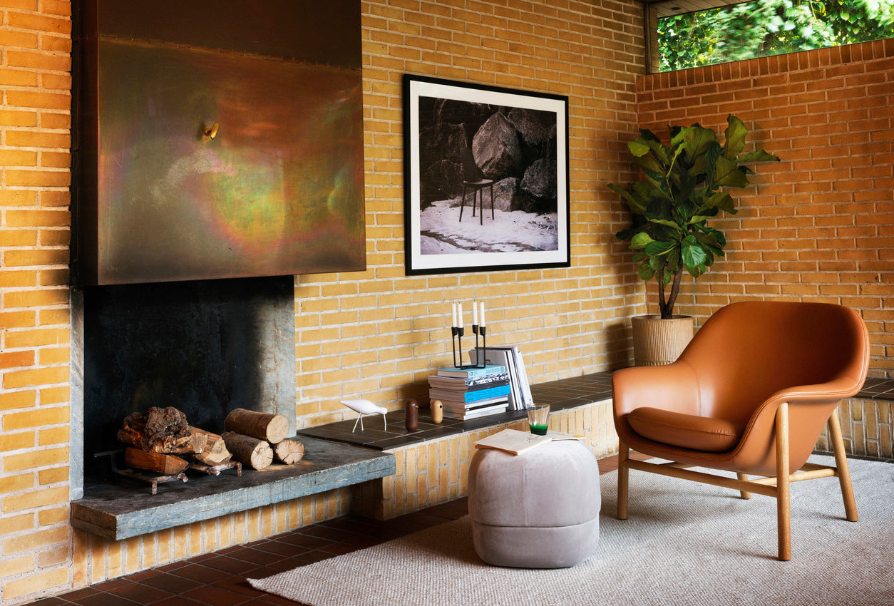 Drapieren niedriger Sessel mit einer schwarzen Eichenbasis