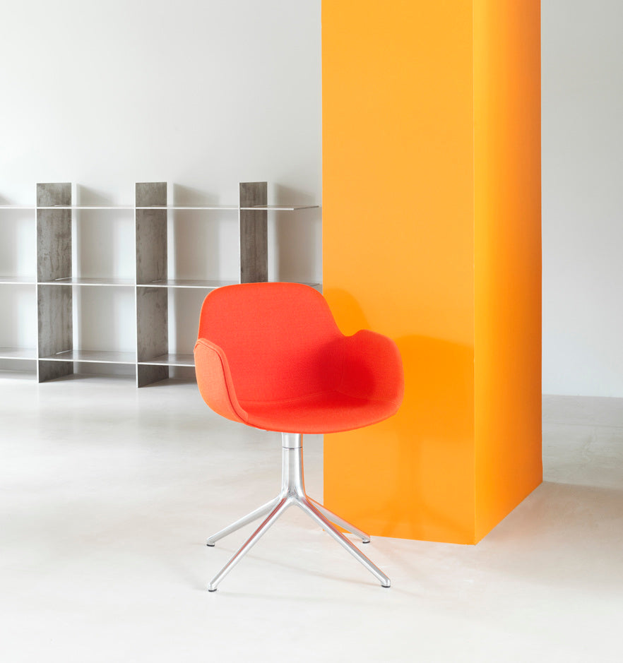 Office Stuhl mit Formarmlehnen 4L Grau mit einer schwarzen Basis