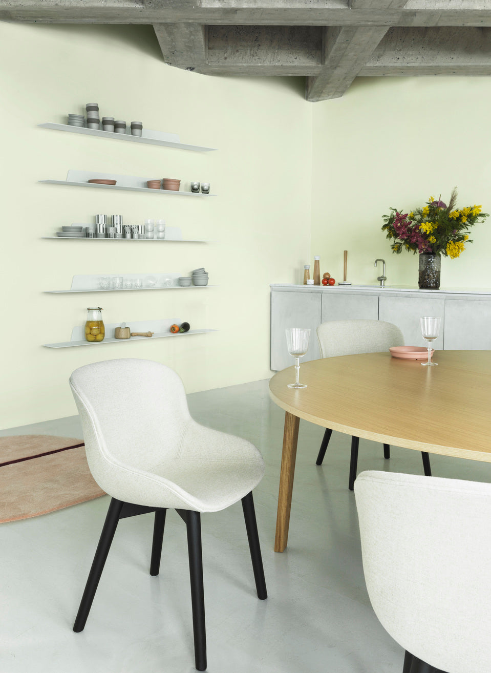 Upholstered chair Hyg black with a black oak base