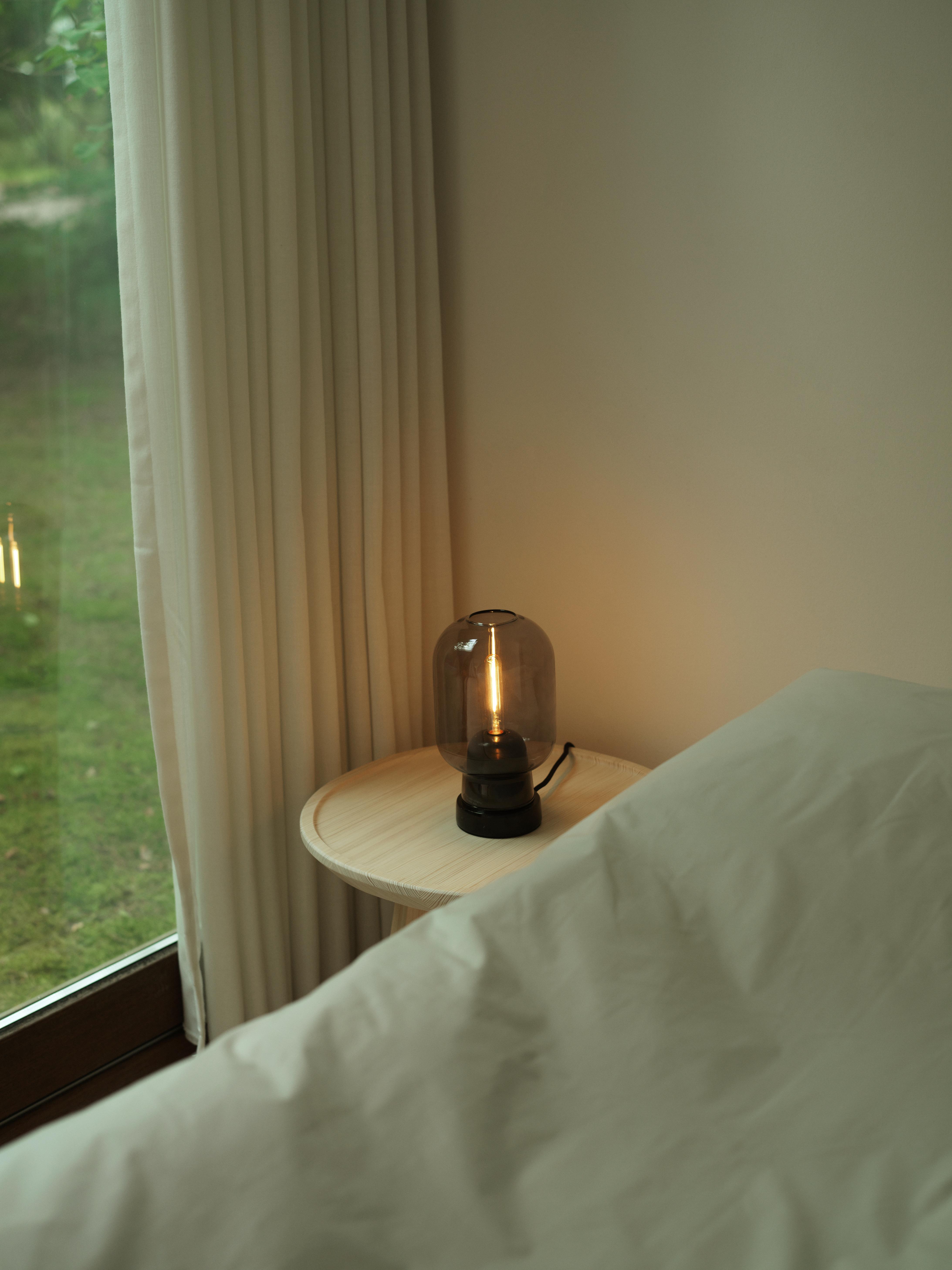 Tafellamp AMP rokerig glas met zwarte marmer